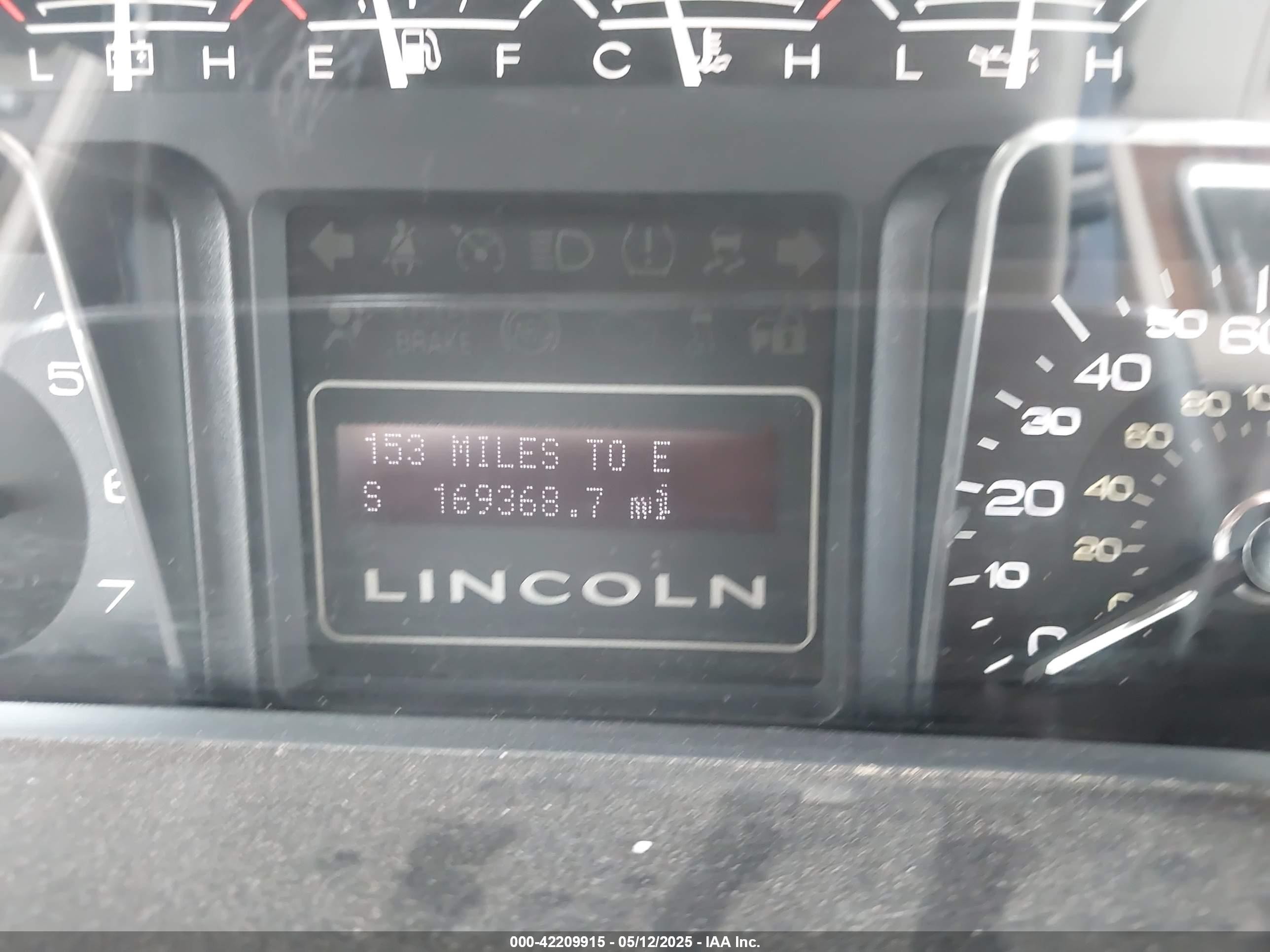 2012 Lincoln Navigator   White vin: 5LMJJ2H5XCEL03557