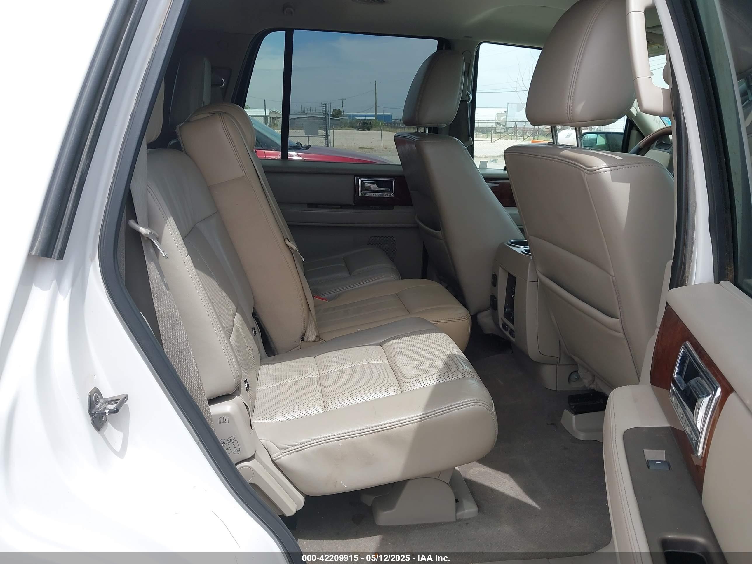 2012 Lincoln Navigator   White vin: 5LMJJ2H5XCEL03557