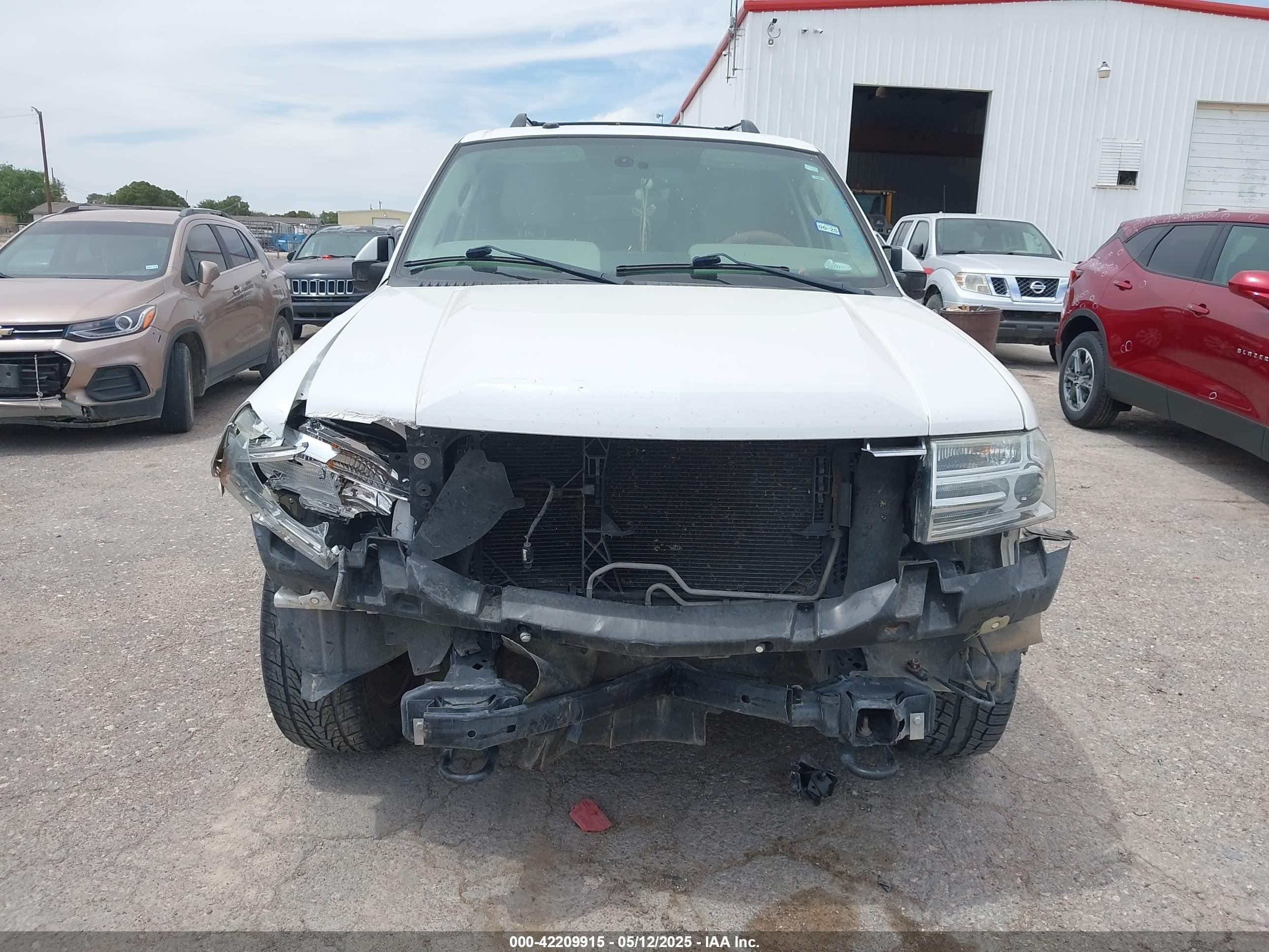 2012 Lincoln Navigator   White vin: 5LMJJ2H5XCEL03557