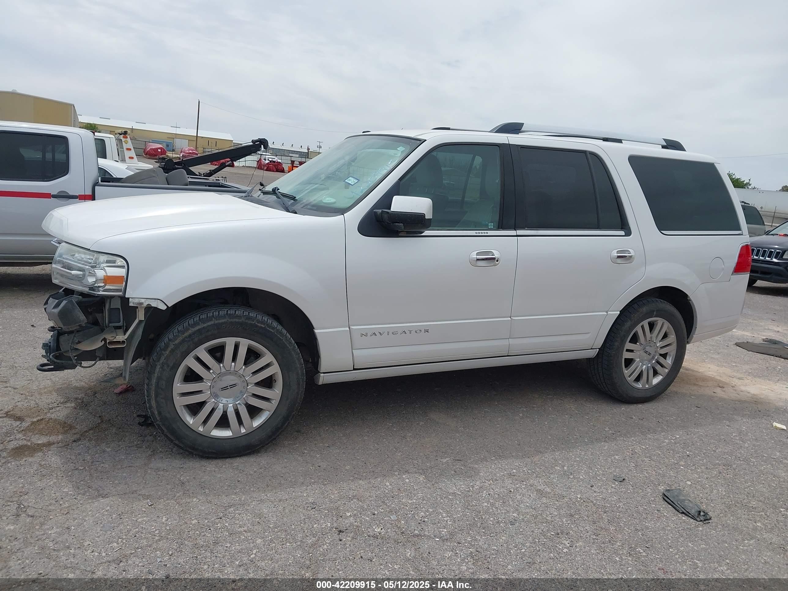 2012 Lincoln Navigator   White vin: 5LMJJ2H5XCEL03557