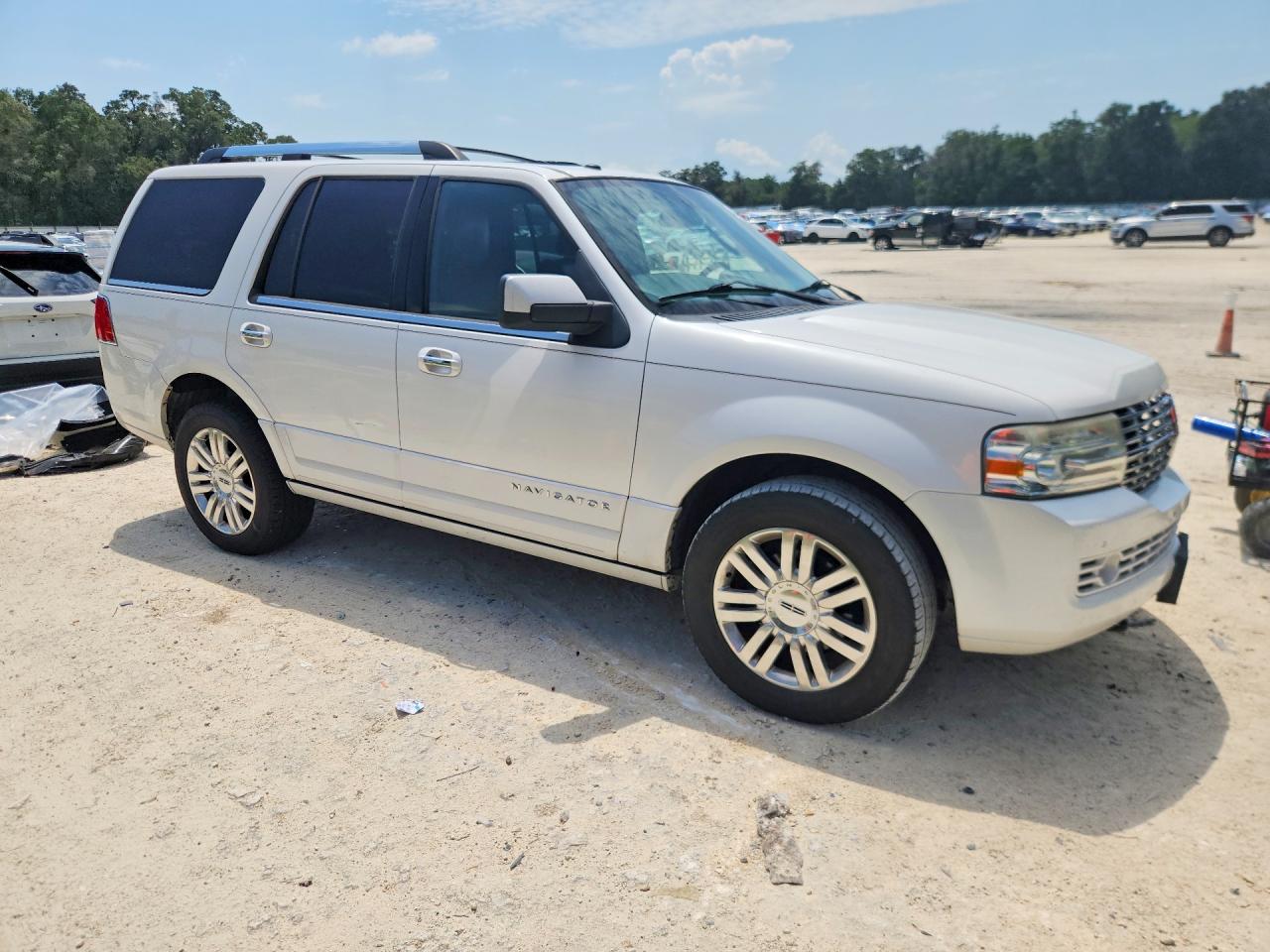 2013 Lincoln Navigator White vin: 5LMJJ2H5XDEL05424