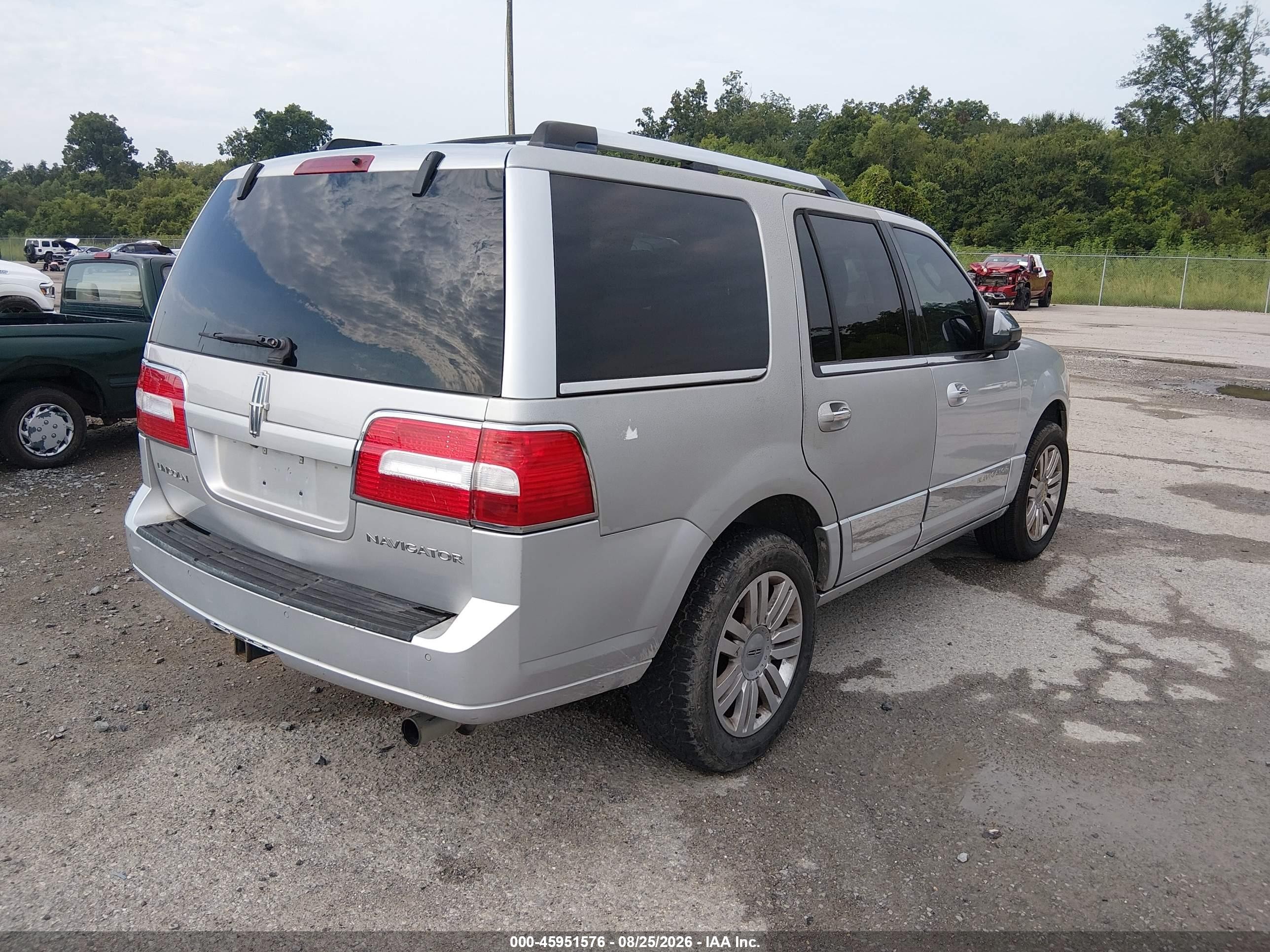 2014 Lincoln Navigator   Silver vin: 5LMJJ2H5XEEL06462