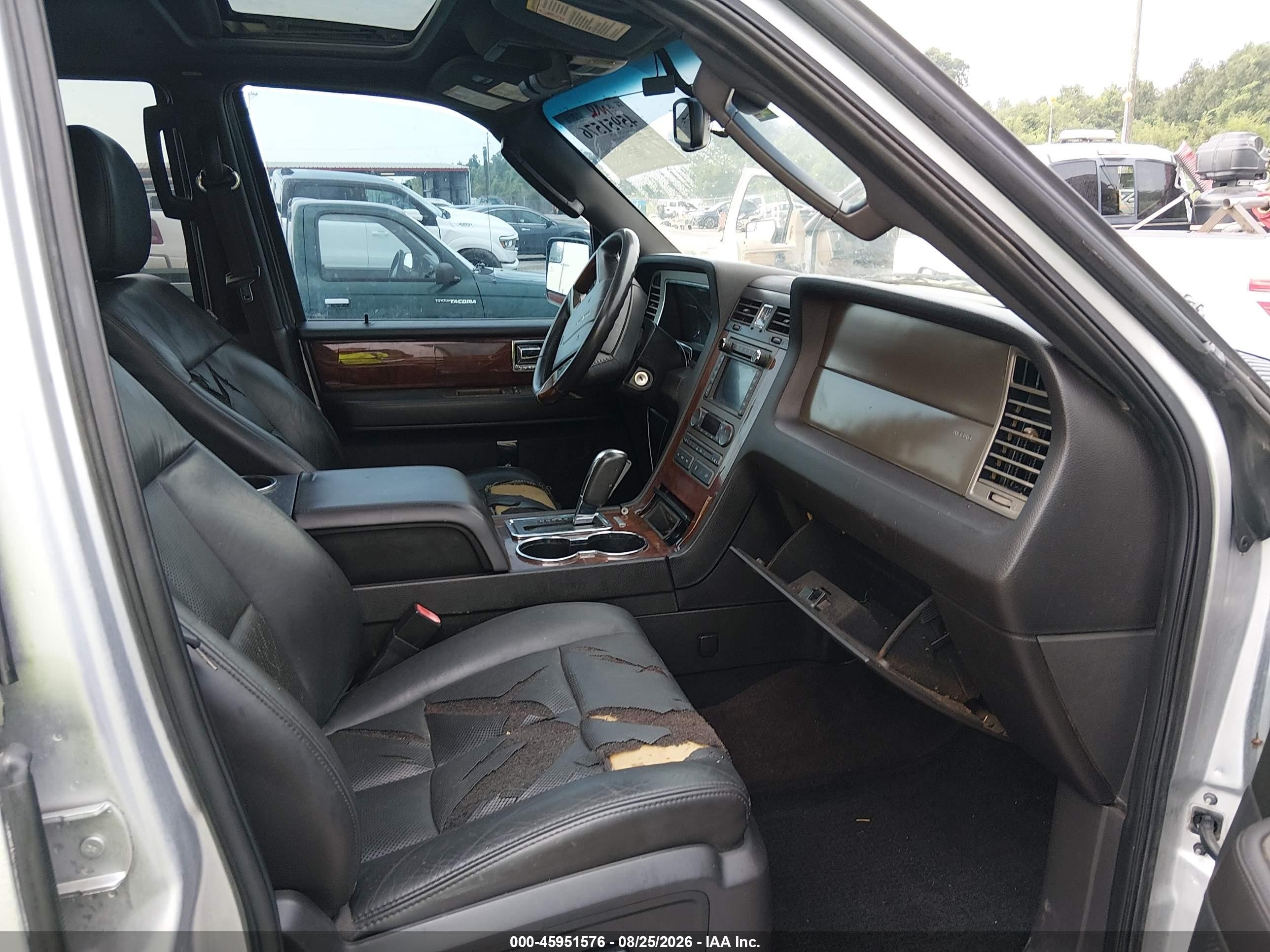 2014 Lincoln Navigator   Silver vin: 5LMJJ2H5XEEL06462