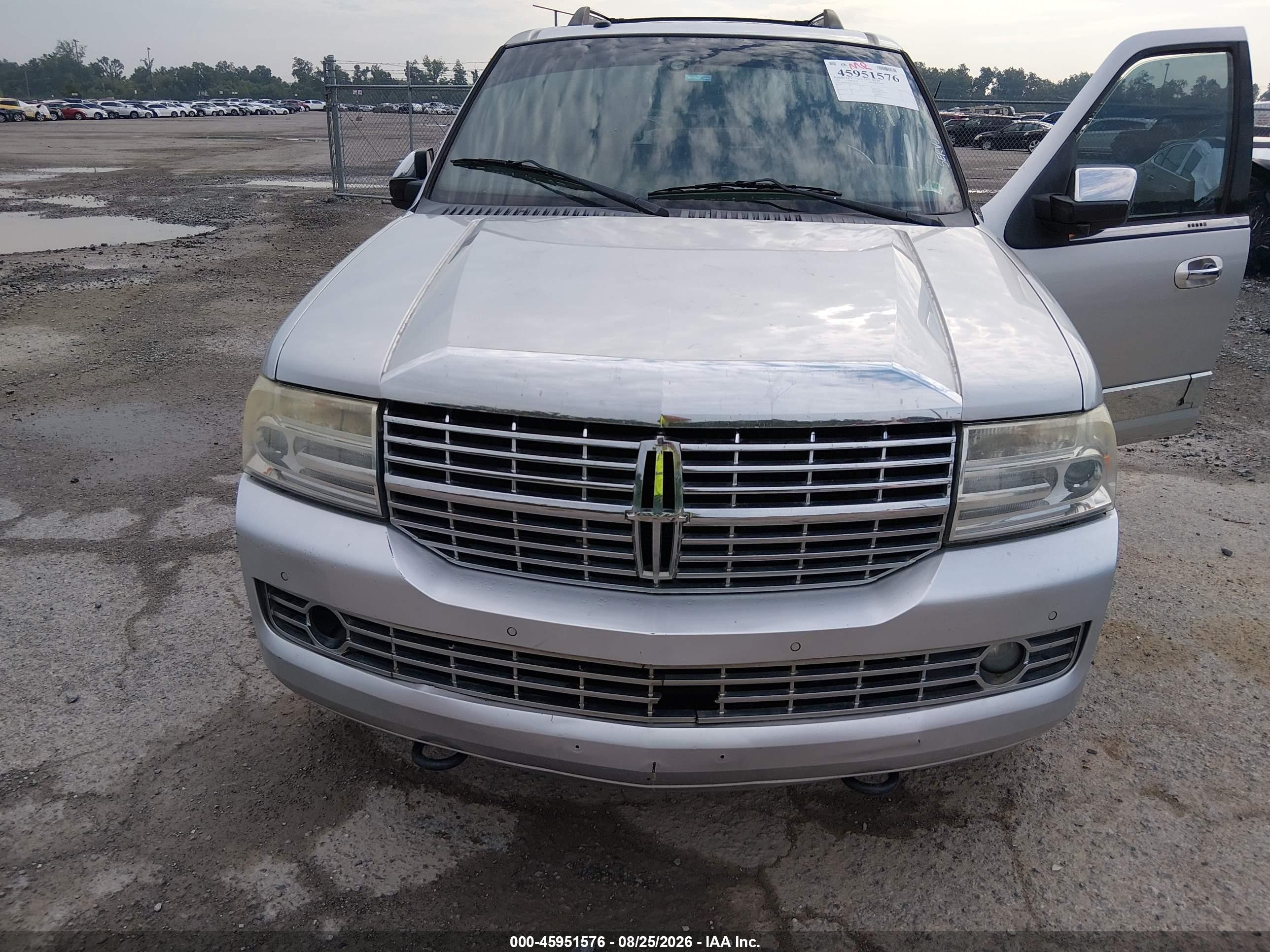 2014 Lincoln Navigator   Silver vin: 5LMJJ2H5XEEL06462