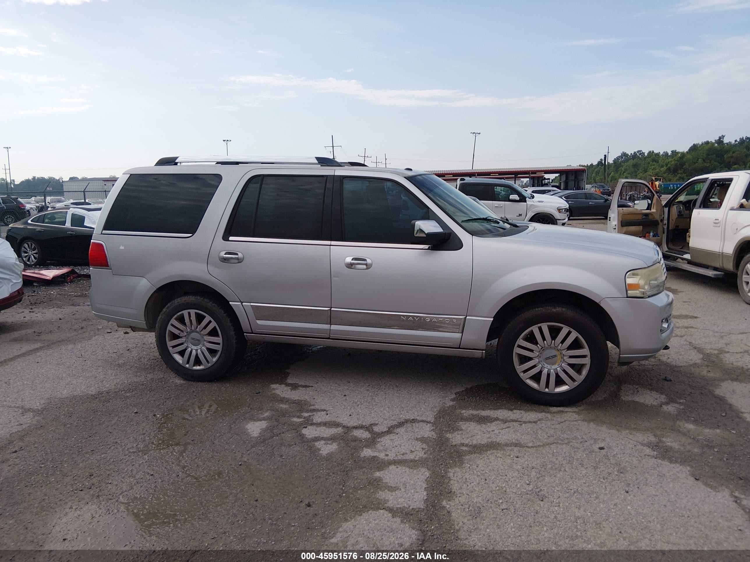2014 Lincoln Navigator   Silver vin: 5LMJJ2H5XEEL06462