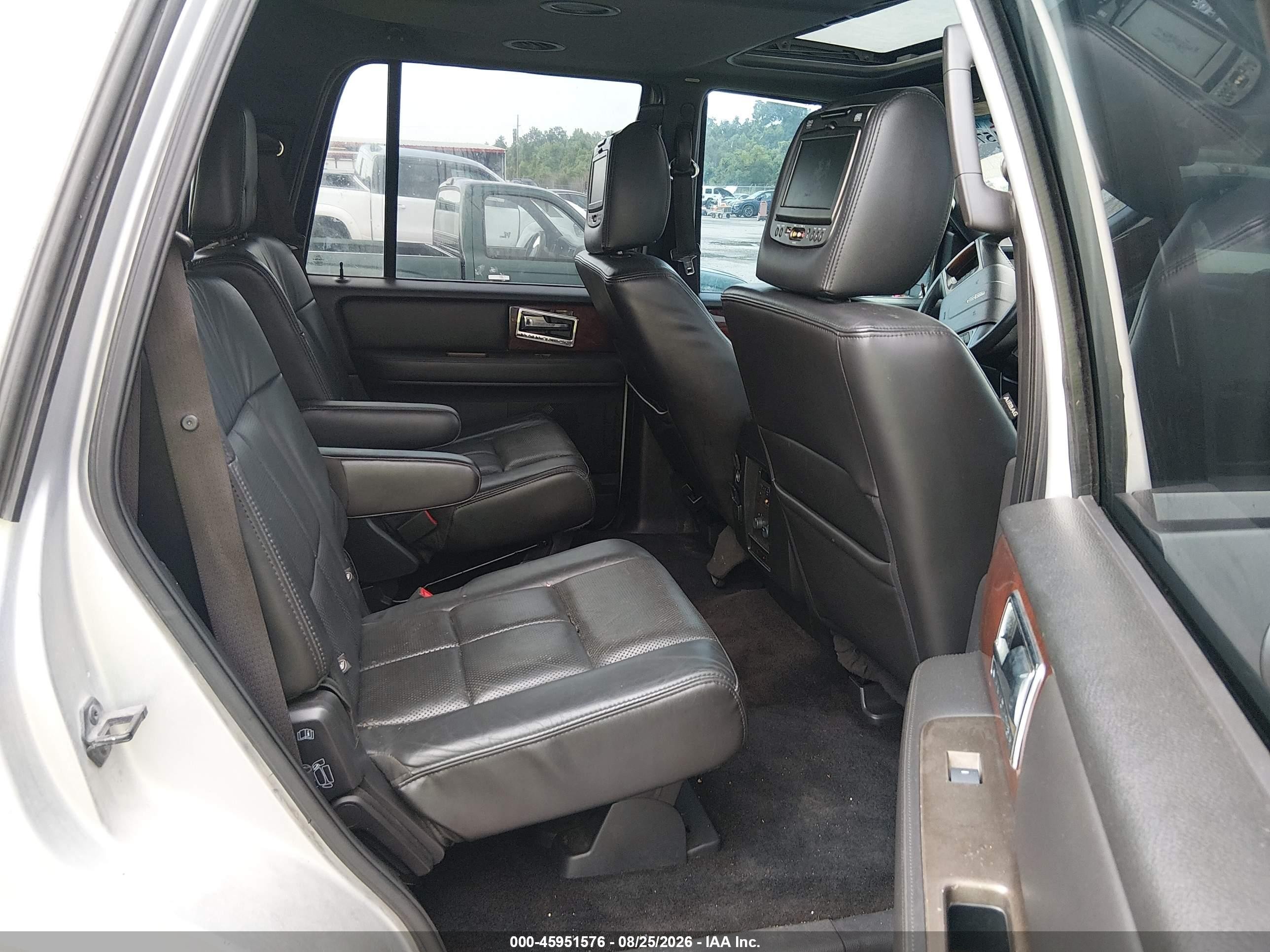 2014 Lincoln Navigator   Silver vin: 5LMJJ2H5XEEL06462