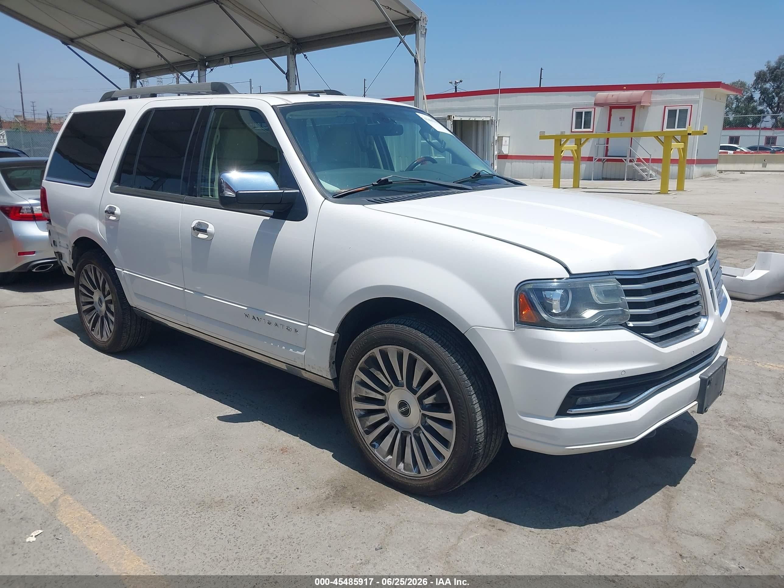 2015 Lincoln Navigator   White vin: 5LMJJ2HT1FEJ10250