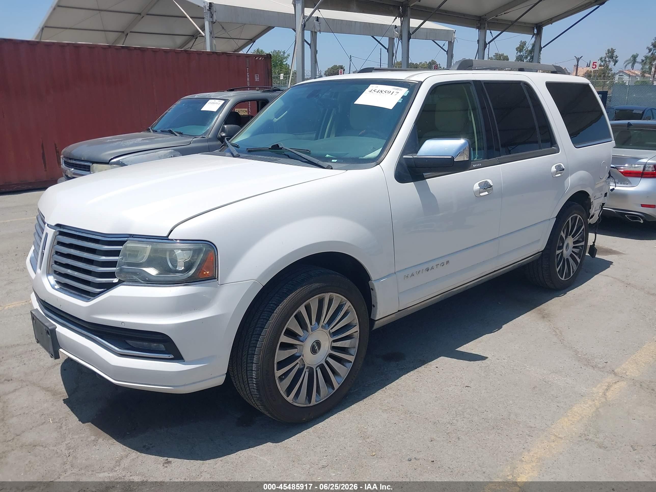 2015 Lincoln Navigator   White vin: 5LMJJ2HT1FEJ10250