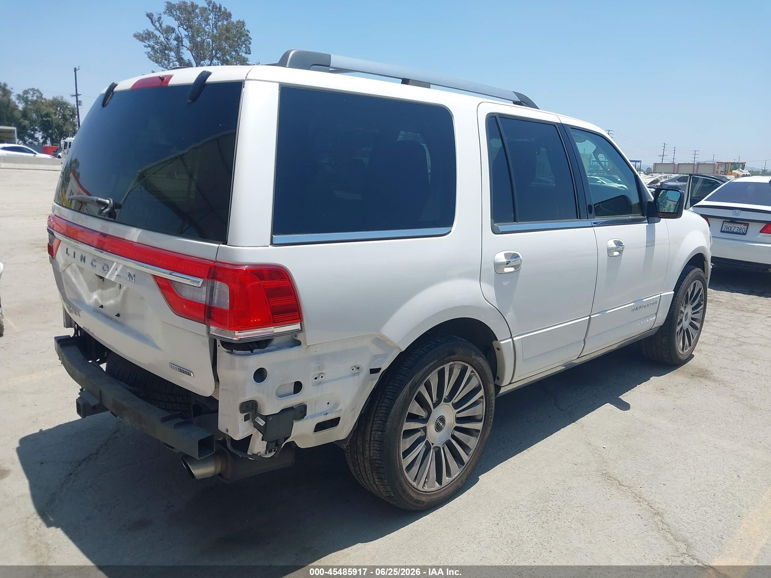 2015 Lincoln Navigator   White vin: 5LMJJ2HT1FEJ10250