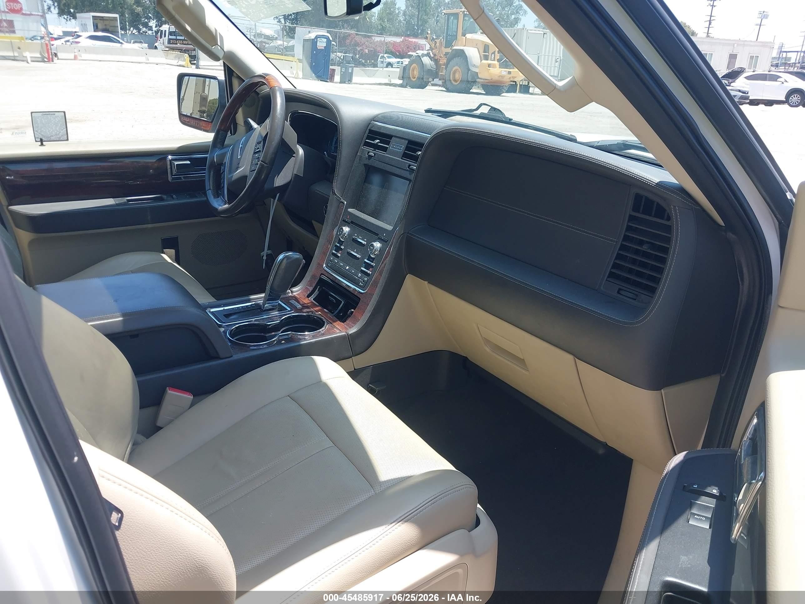 2015 Lincoln Navigator   White vin: 5LMJJ2HT1FEJ10250