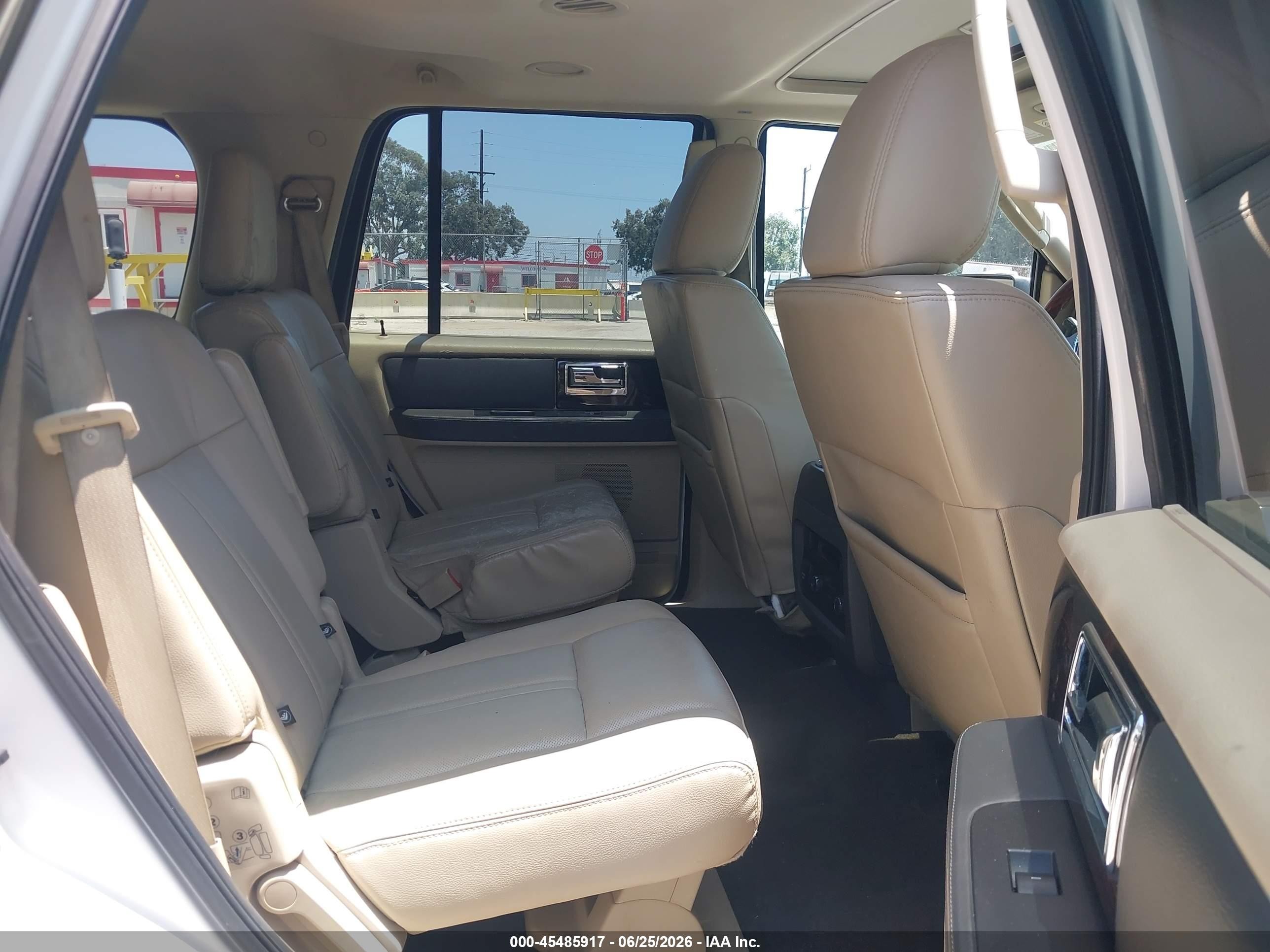 2015 Lincoln Navigator   White vin: 5LMJJ2HT1FEJ10250