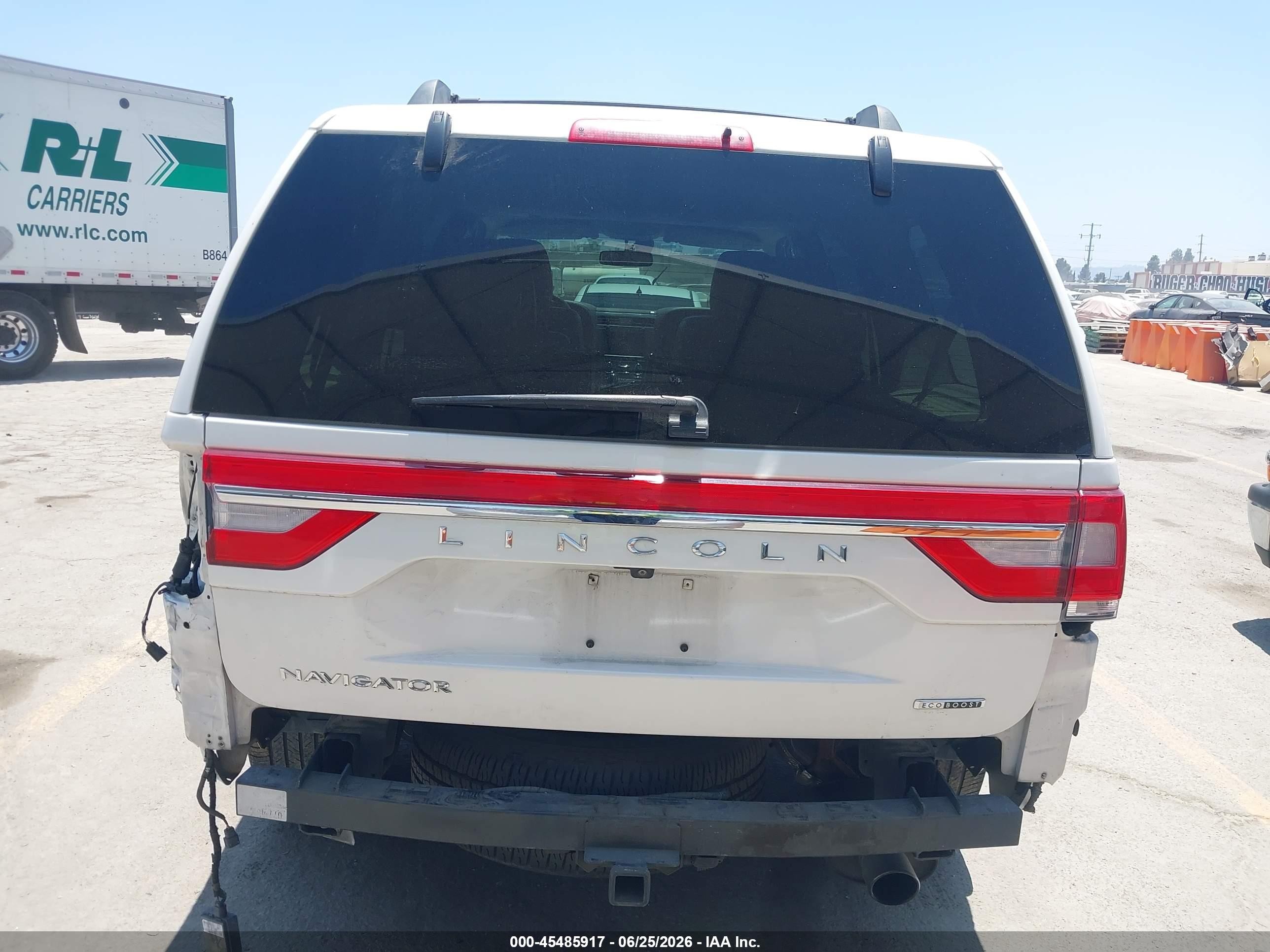 2015 Lincoln Navigator   White vin: 5LMJJ2HT1FEJ10250