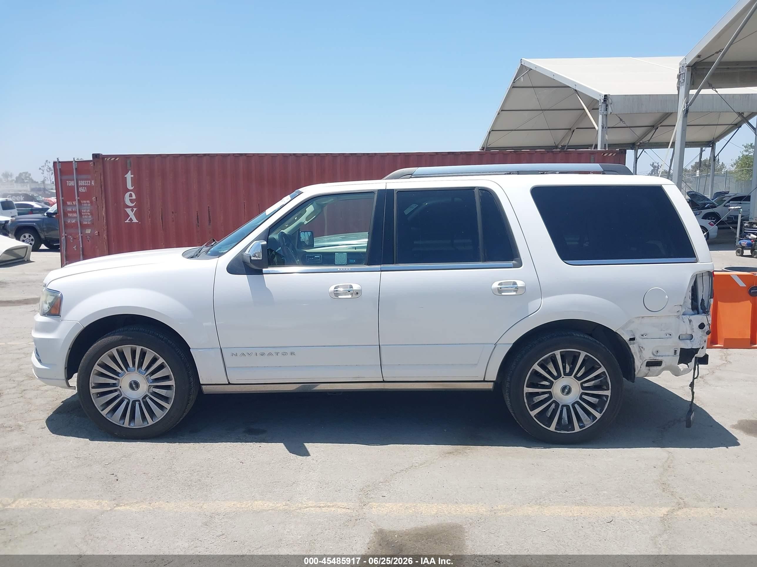 2015 Lincoln Navigator   White vin: 5LMJJ2HT1FEJ10250