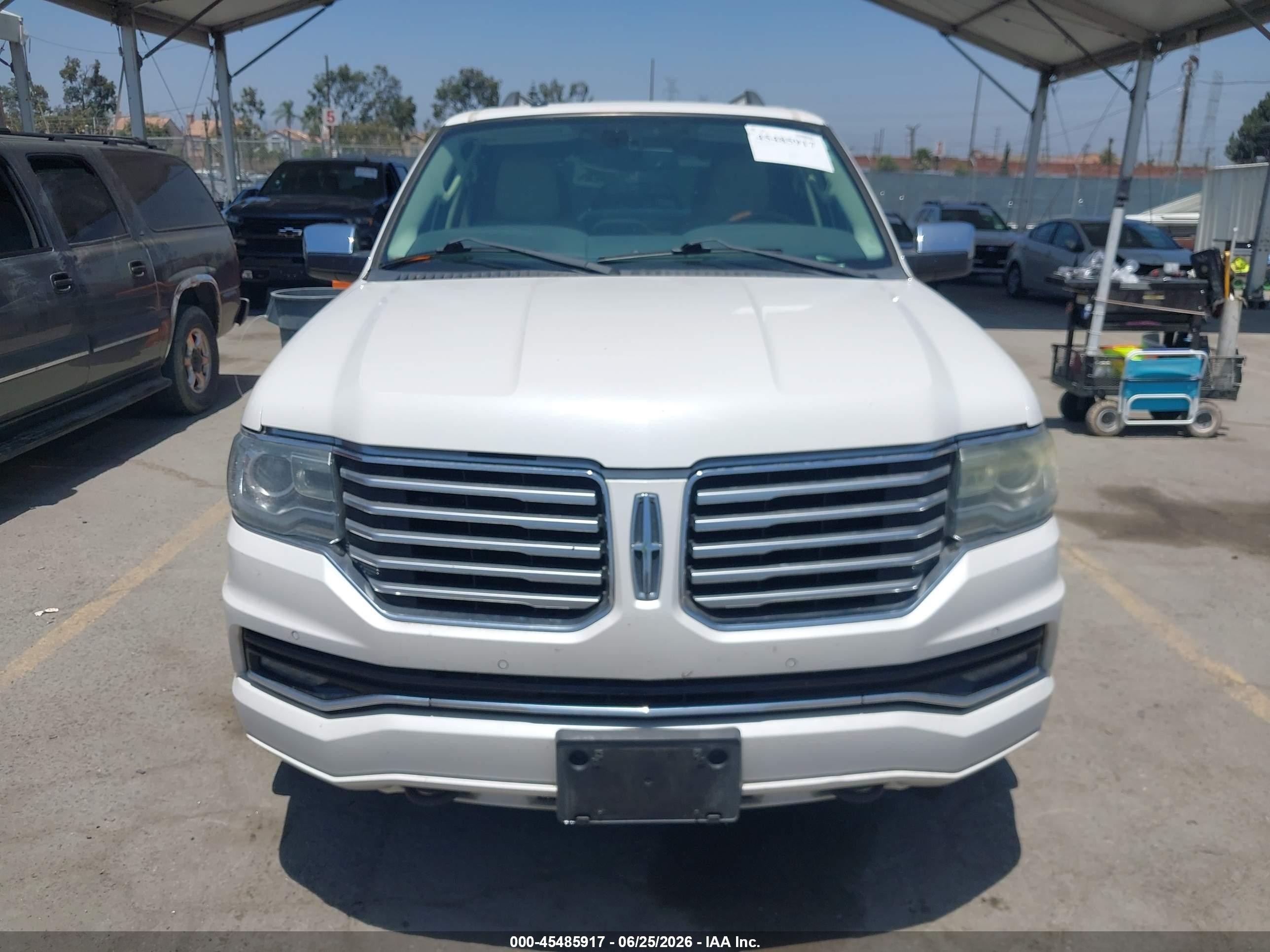 2015 Lincoln Navigator   White vin: 5LMJJ2HT1FEJ10250