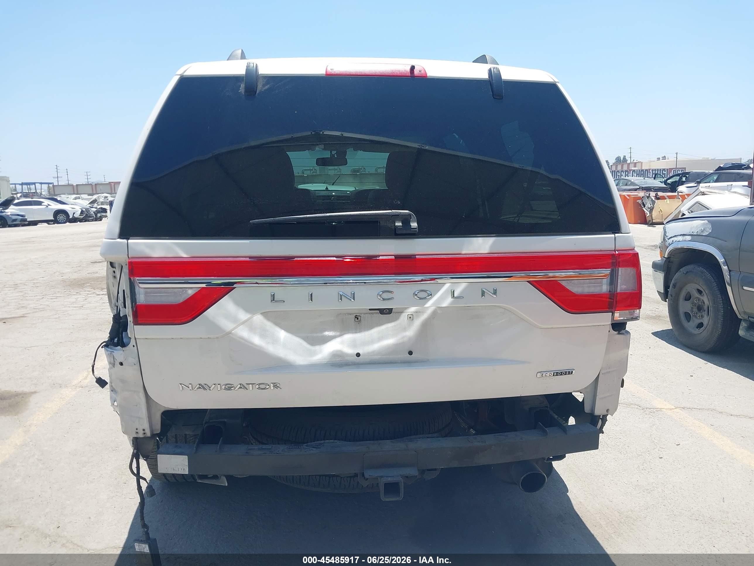 2015 Lincoln Navigator   White vin: 5LMJJ2HT1FEJ10250