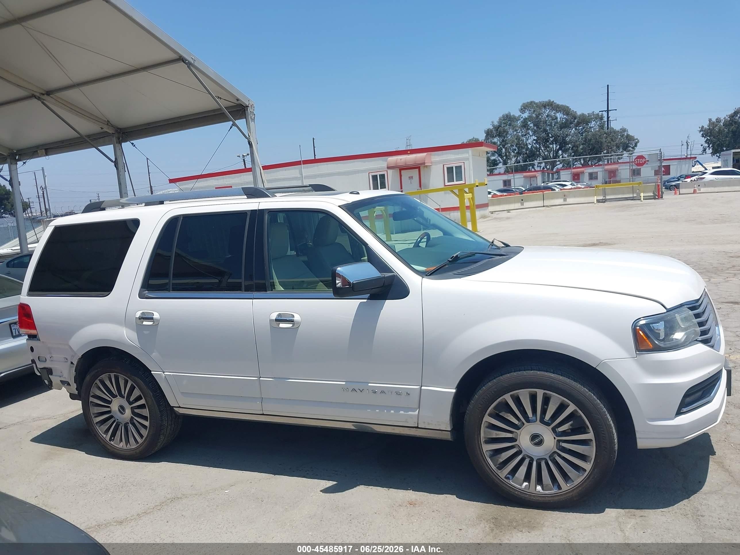 2015 Lincoln Navigator   White vin: 5LMJJ2HT1FEJ10250