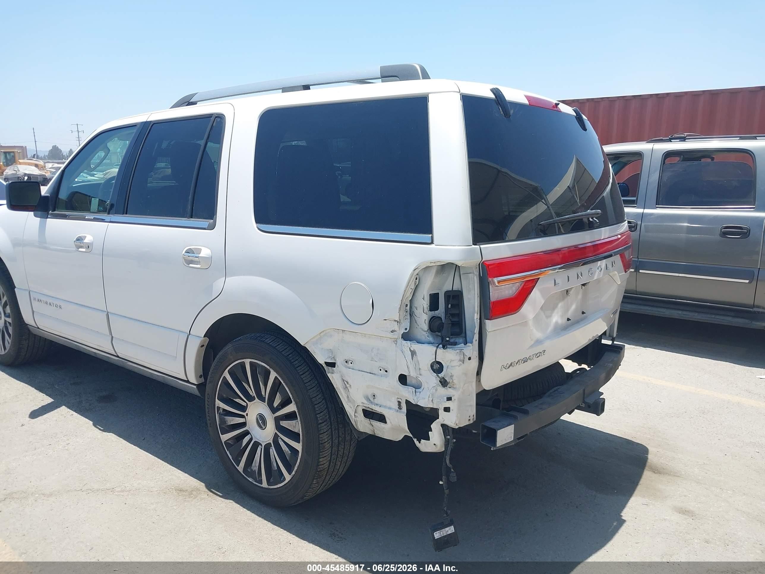2015 Lincoln Navigator   White vin: 5LMJJ2HT1FEJ10250
