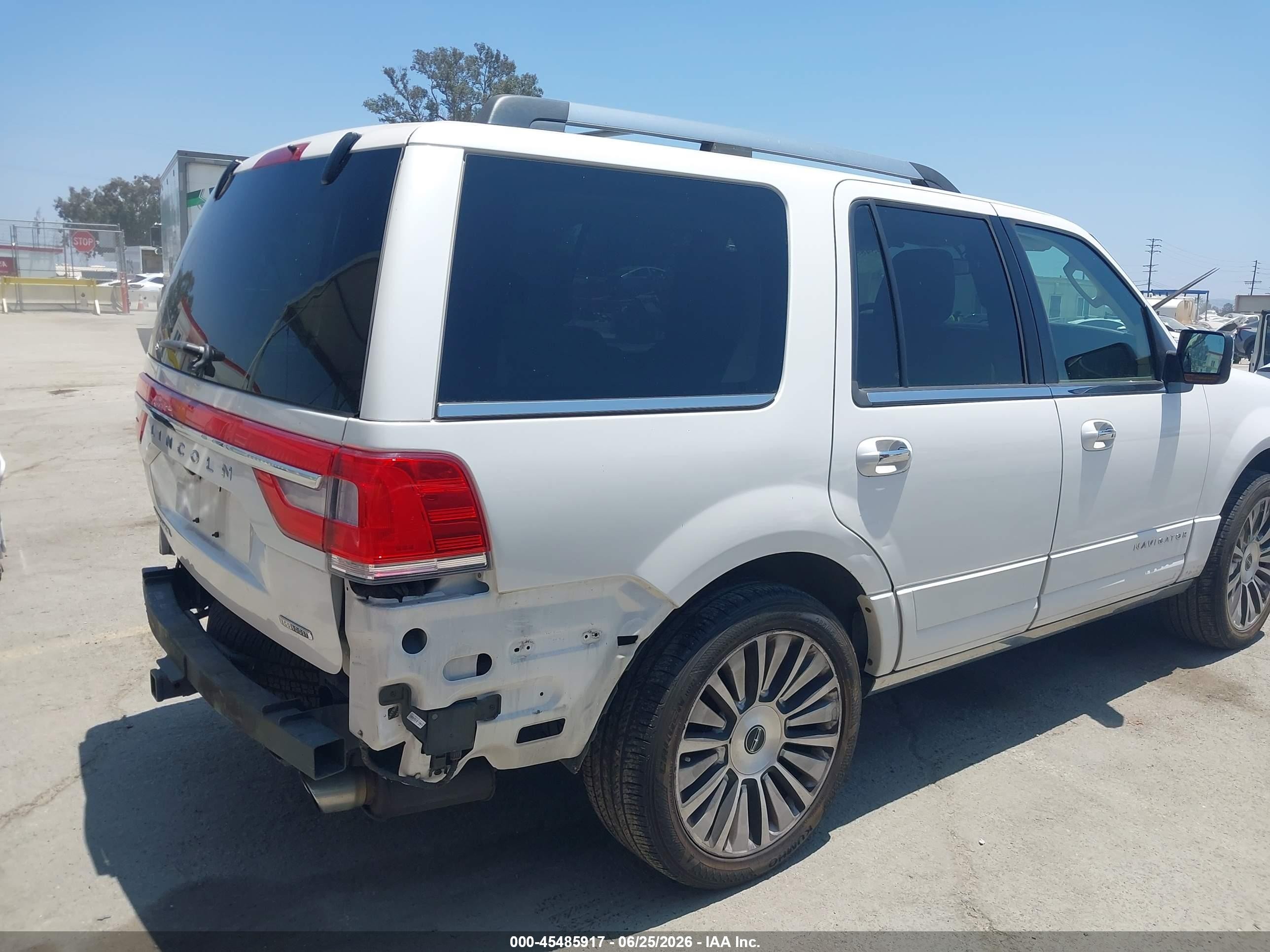 2015 Lincoln Navigator   White vin: 5LMJJ2HT1FEJ10250