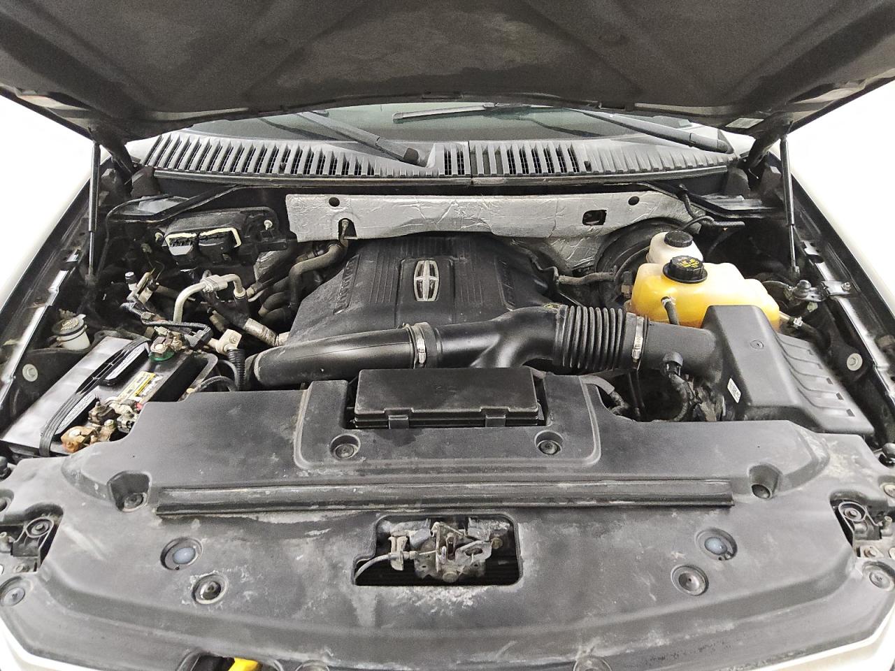 2015 Lincoln Navigator Black vin: 5LMJJ2HT2FEJ05994 Damage: Valve Cover(S) Gasket, Leak, Repair Required
