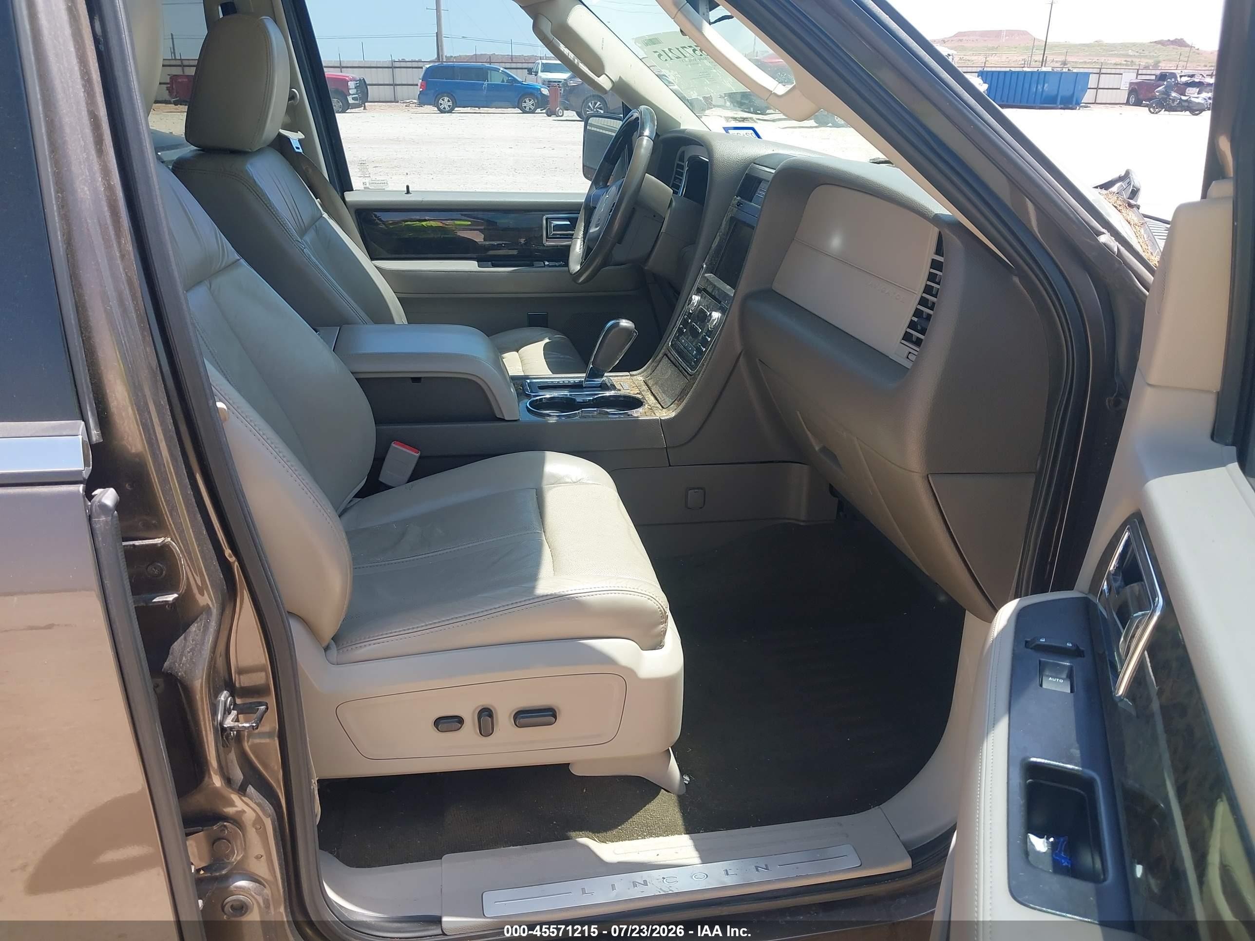 2015 Lincoln Navigator   Желто-коричневый vin: 5LMJJ2HT5FEJ13801