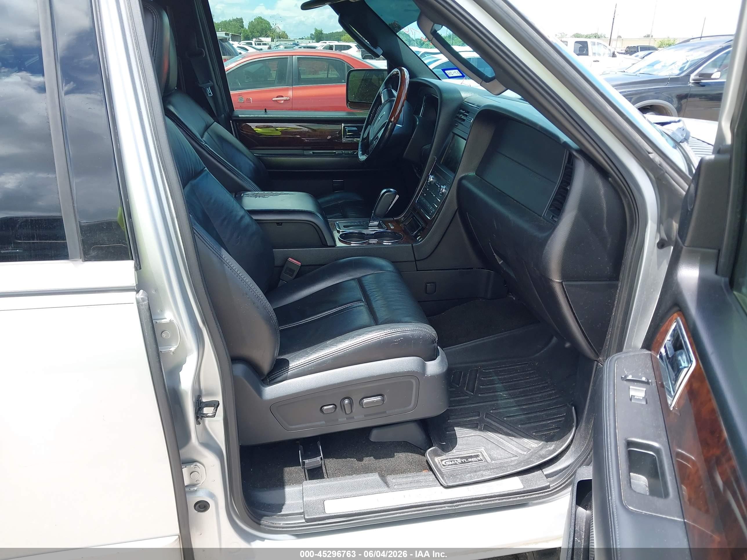 2015 Lincoln Navigator   Silver vin: 5LMJJ2HT7FEJ12424