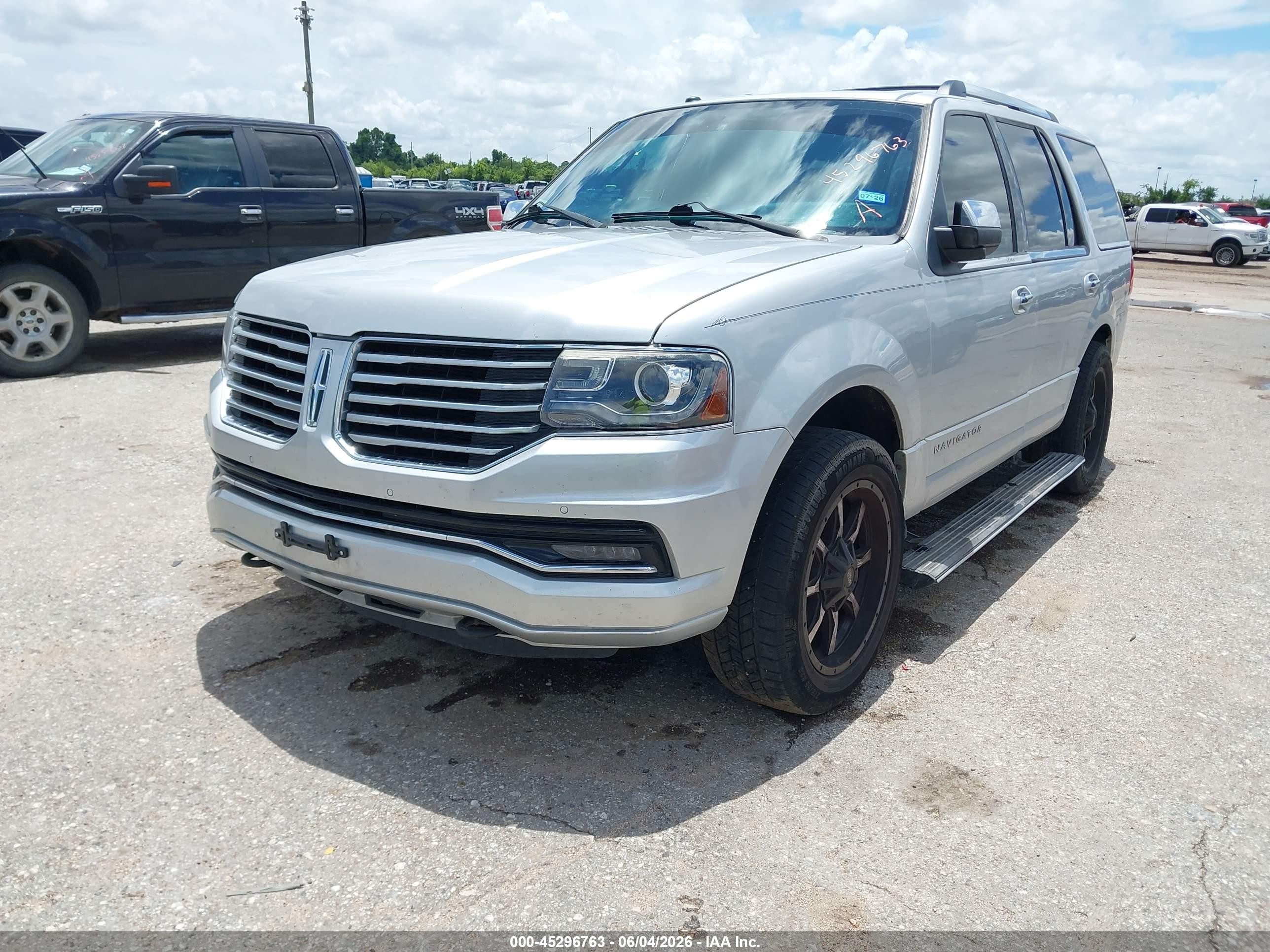 2015 Lincoln Navigator   Silver vin: 5LMJJ2HT7FEJ12424
