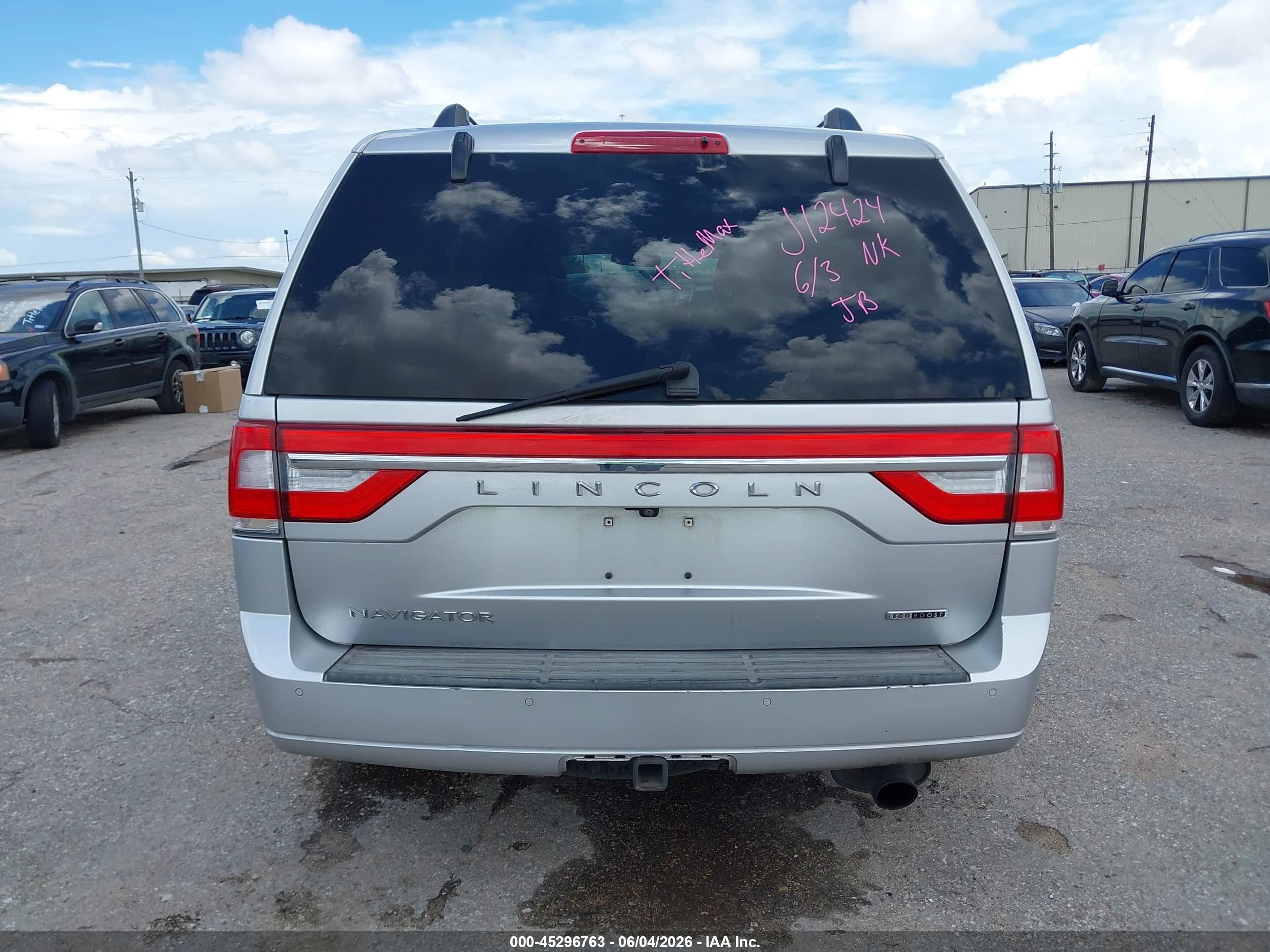 2015 Lincoln Navigator   Silver vin: 5LMJJ2HT7FEJ12424