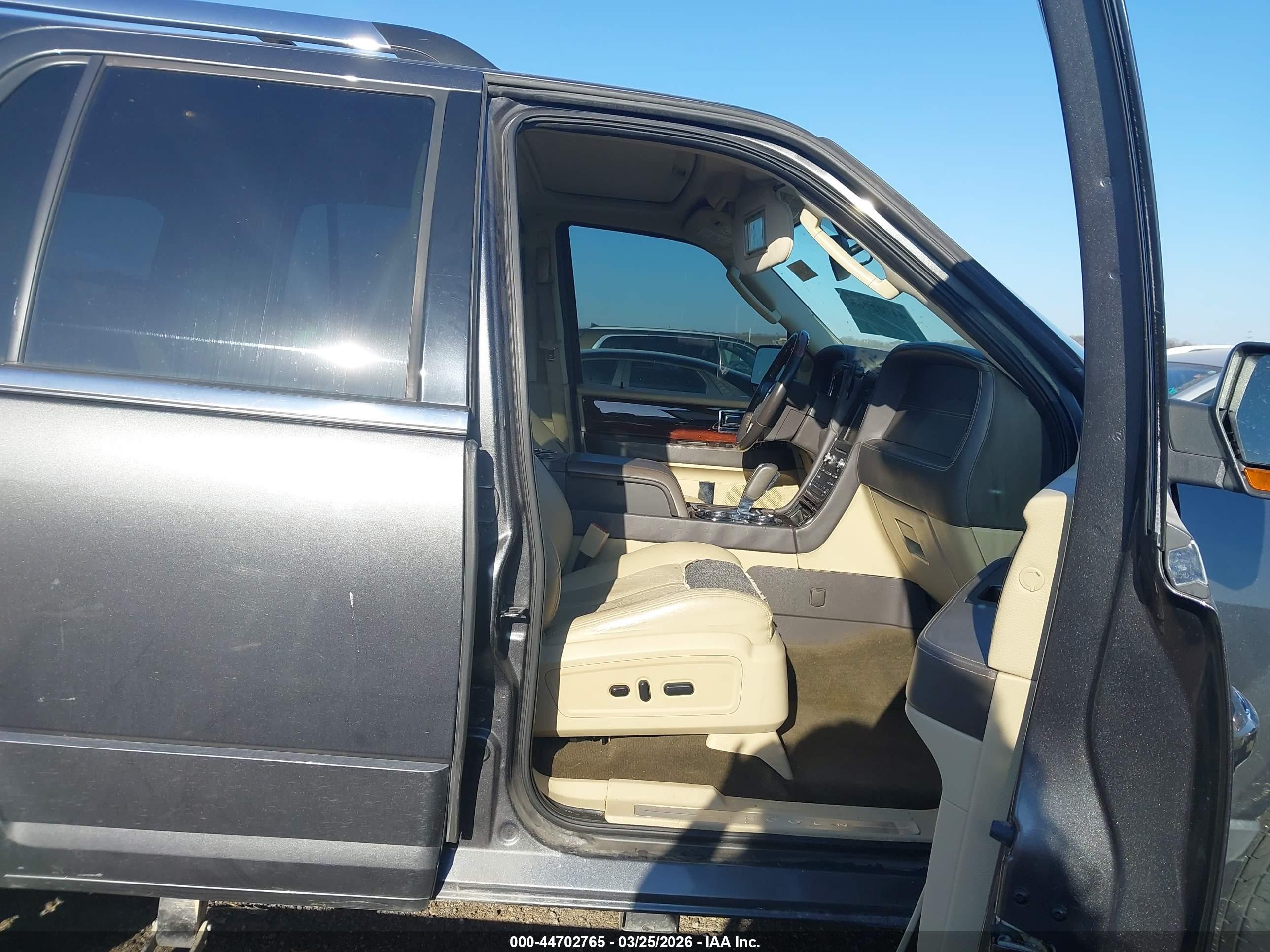2015 Lincoln Navigator   Gray vin: 5LMJJ2HT8FEJ07748