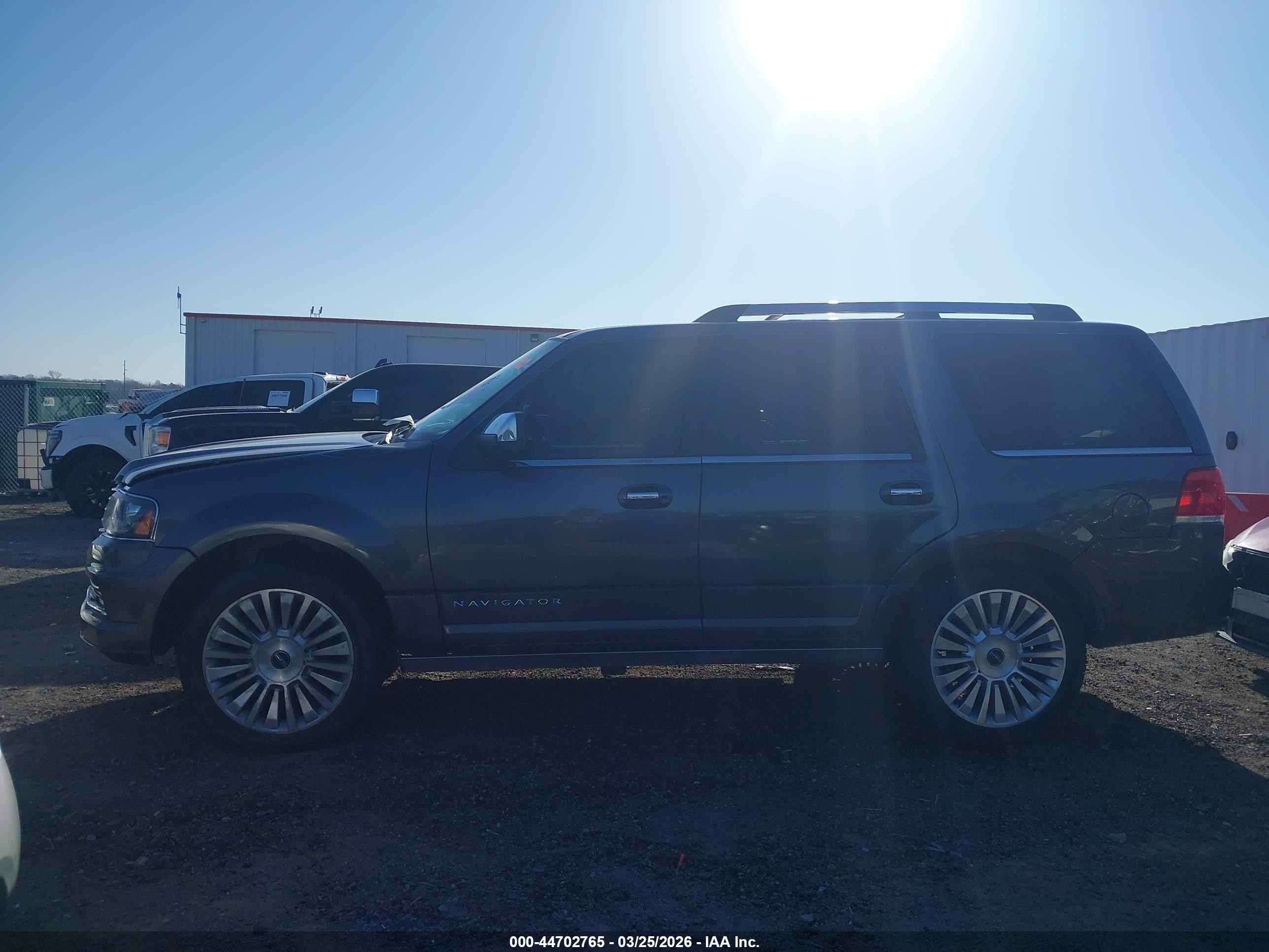 2015 Lincoln Navigator   Gray vin: 5LMJJ2HT8FEJ07748