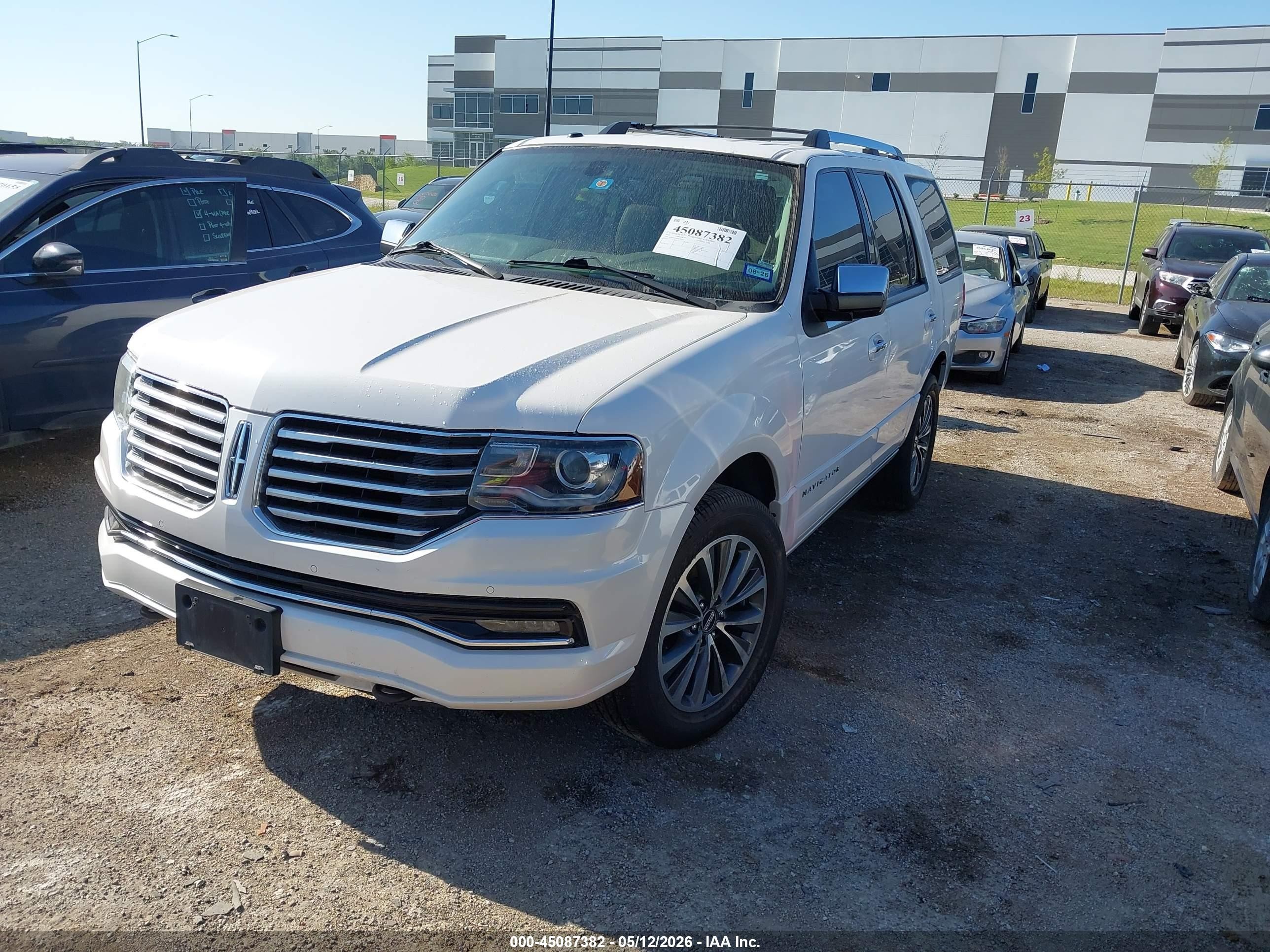 2015 Lincoln Navigator   White vin: 5LMJJ2HT8FEJ08933