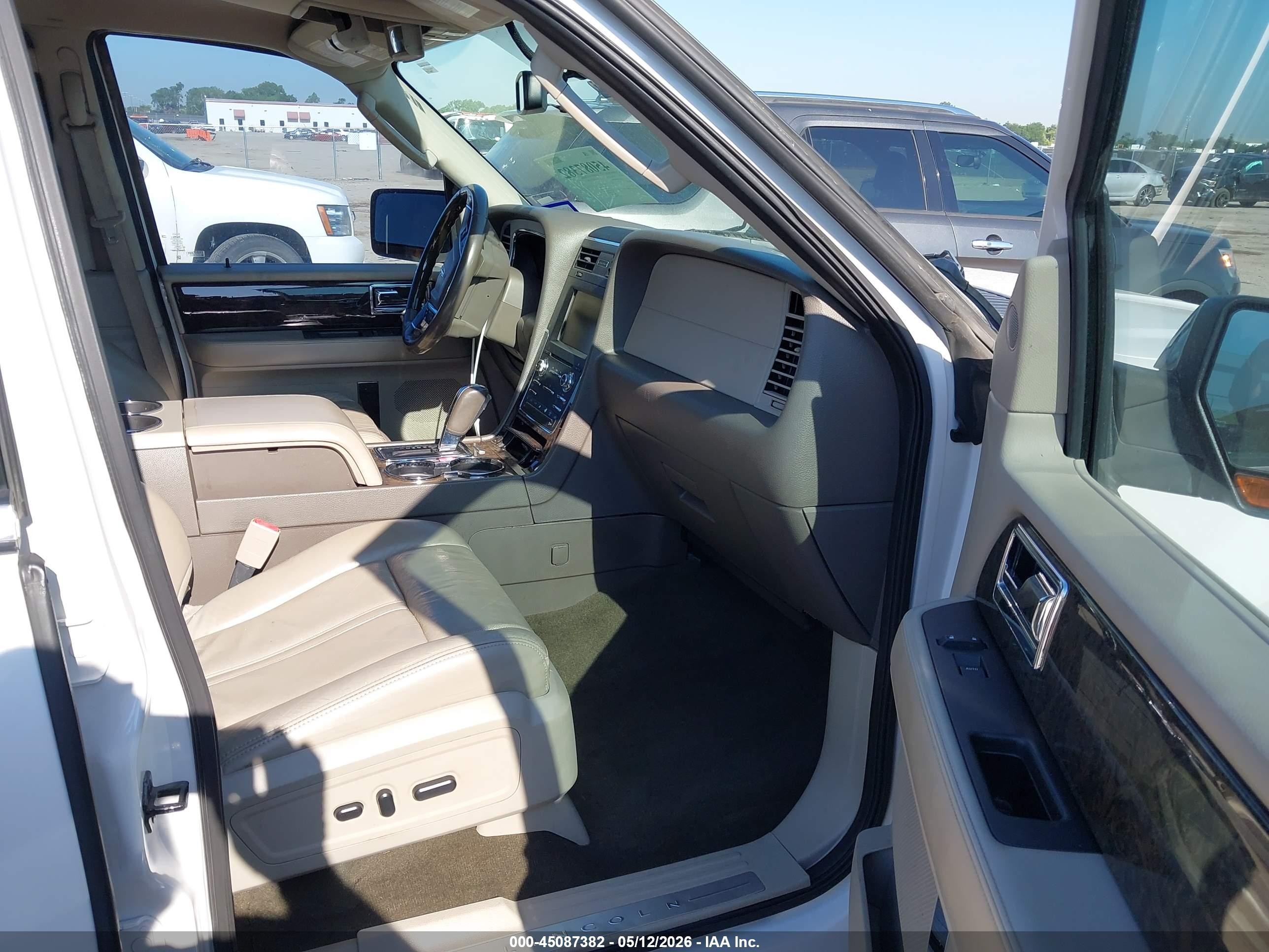 2015 Lincoln Navigator   White vin: 5LMJJ2HT8FEJ08933