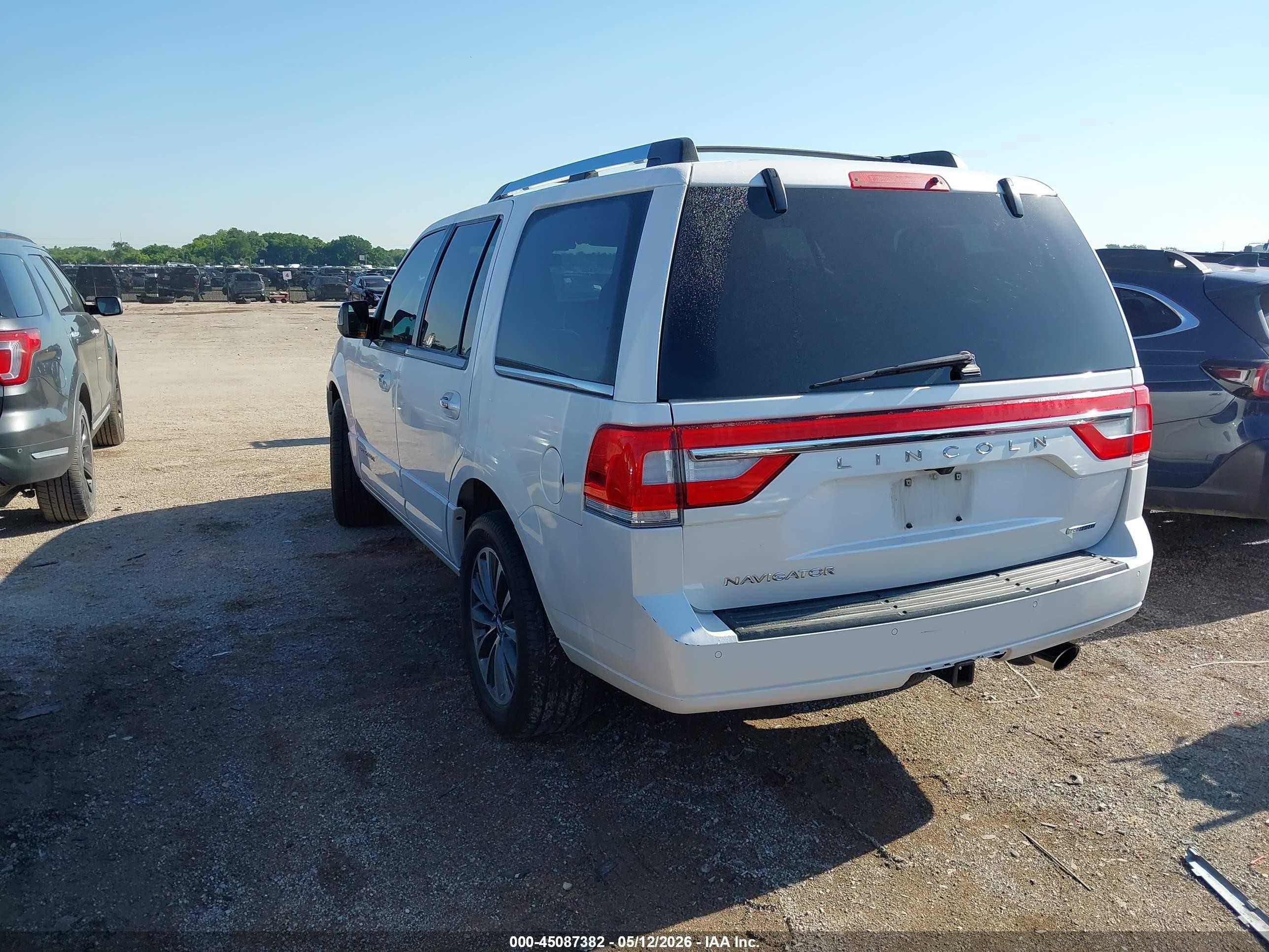 2015 Lincoln Navigator   White vin: 5LMJJ2HT8FEJ08933