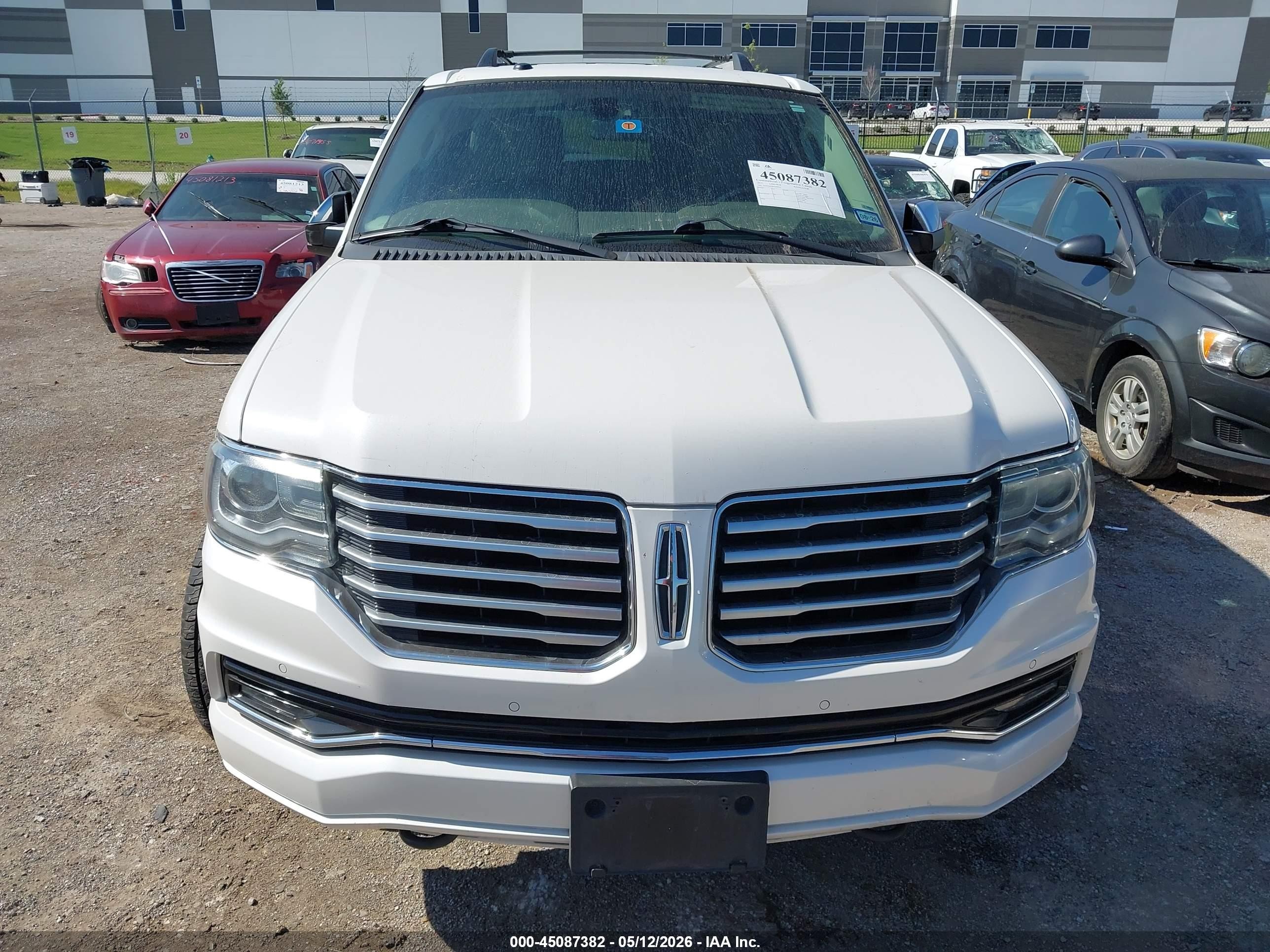 2015 Lincoln Navigator   White vin: 5LMJJ2HT8FEJ08933