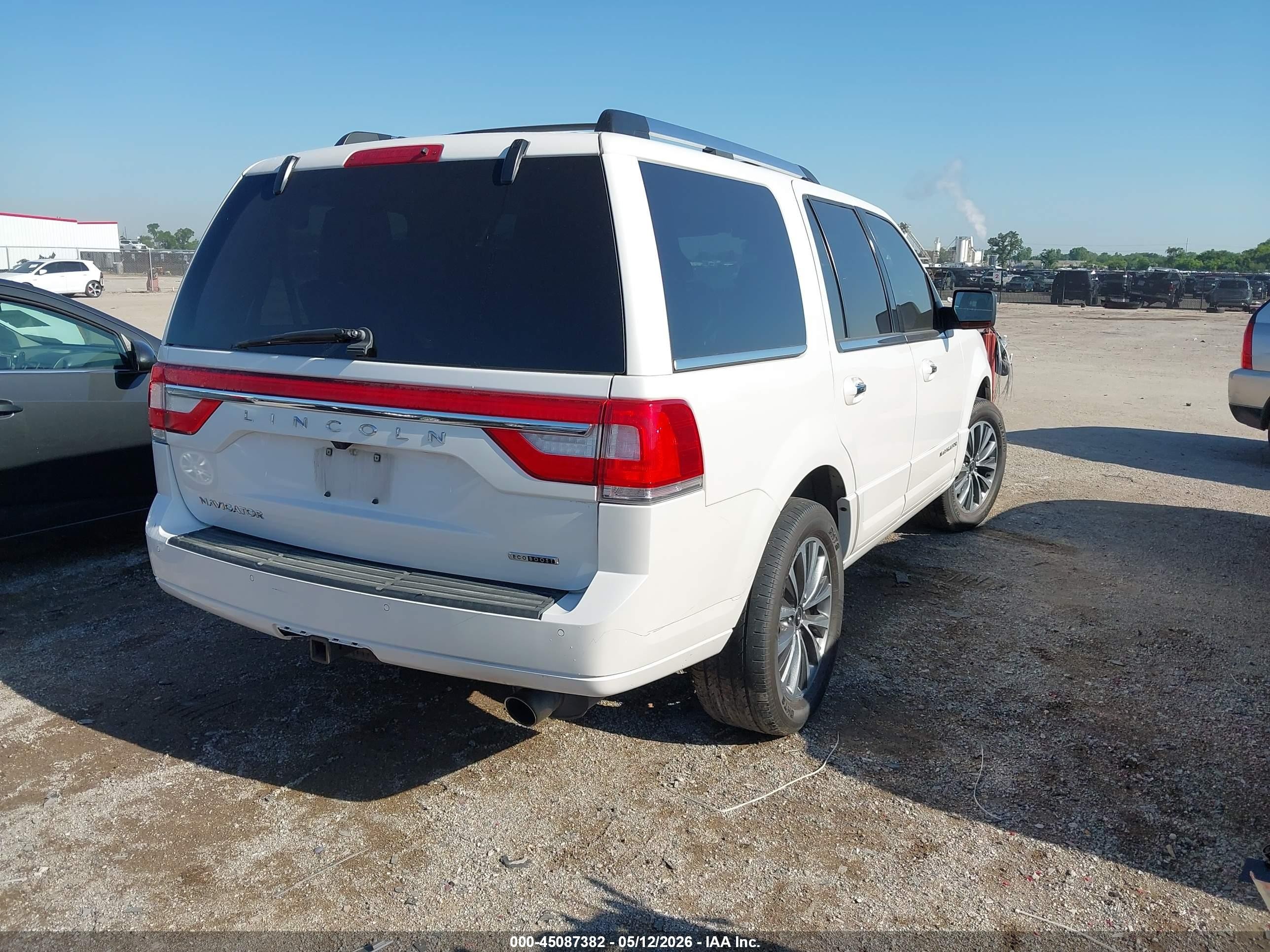 2015 Lincoln Navigator   White vin: 5LMJJ2HT8FEJ08933
