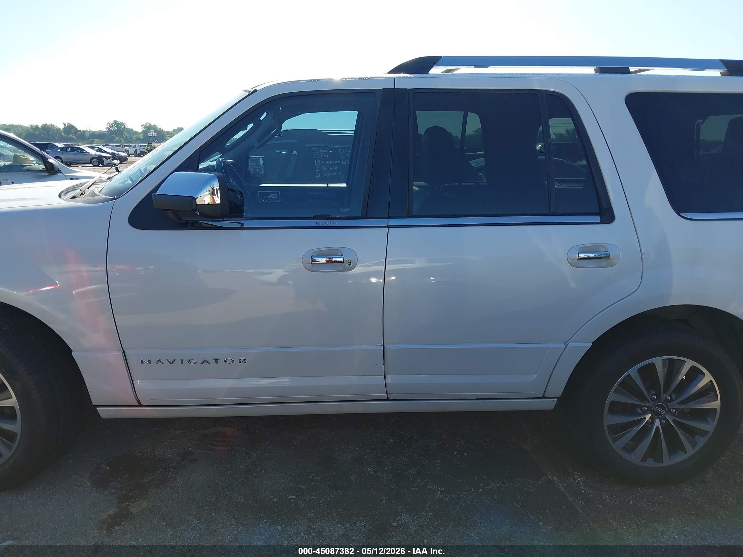2015 Lincoln Navigator   White vin: 5LMJJ2HT8FEJ08933