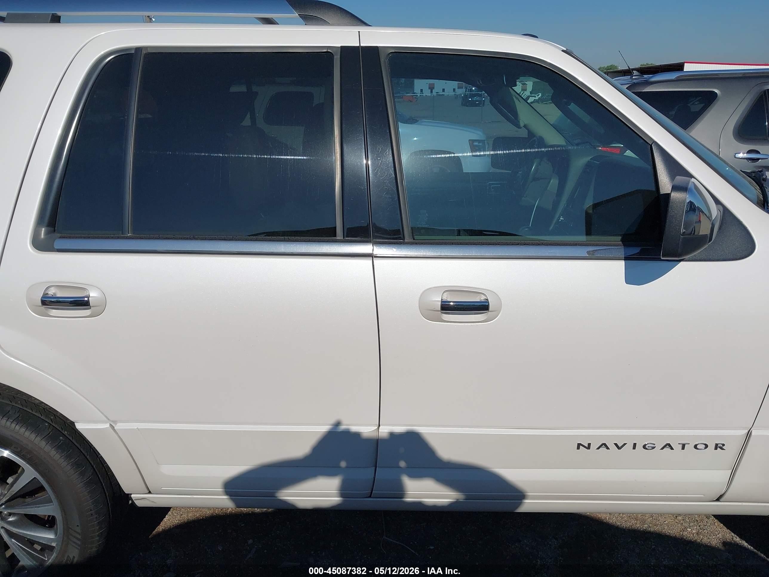 2015 Lincoln Navigator   White vin: 5LMJJ2HT8FEJ08933