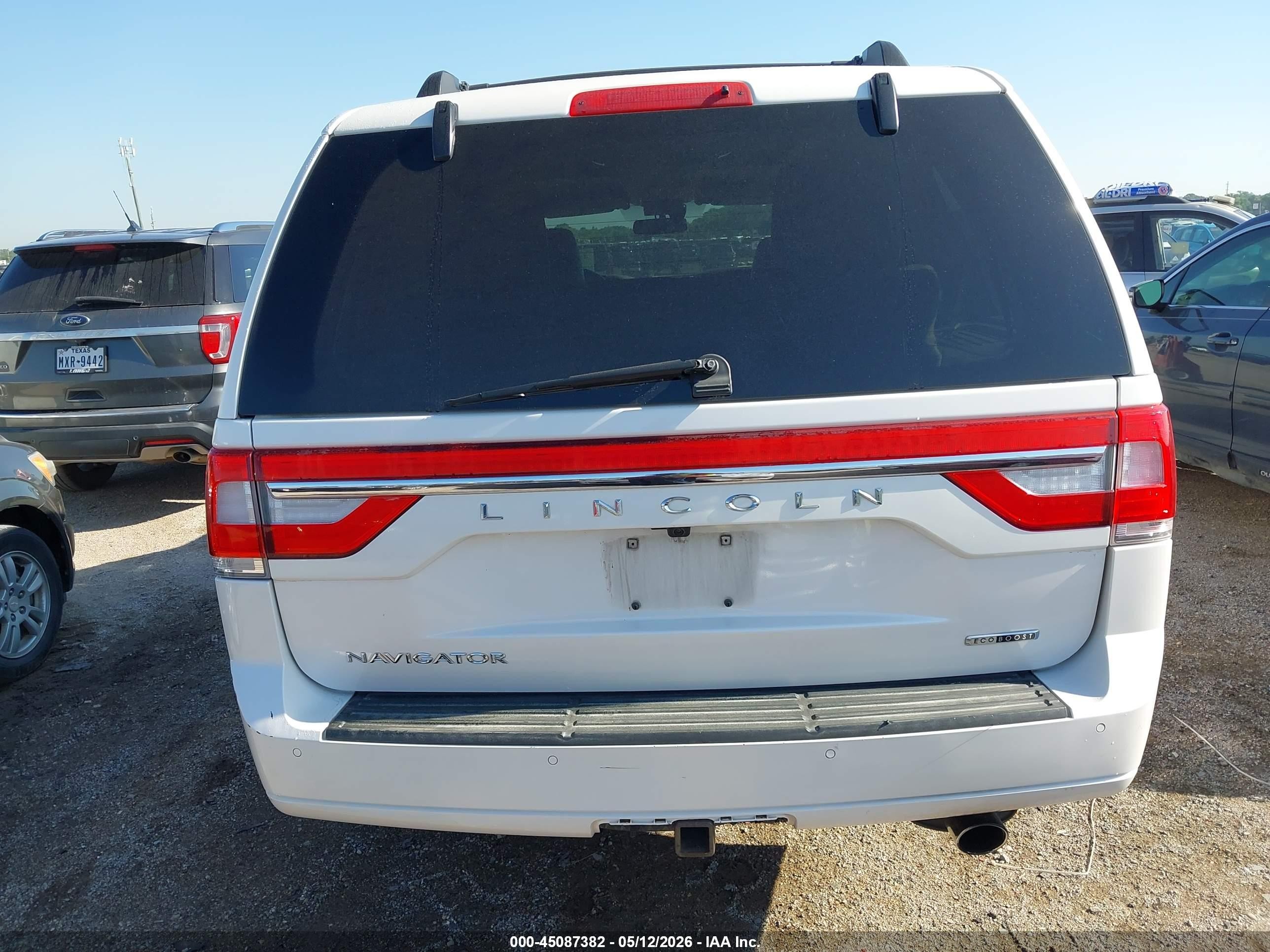 2015 Lincoln Navigator   White vin: 5LMJJ2HT8FEJ08933
