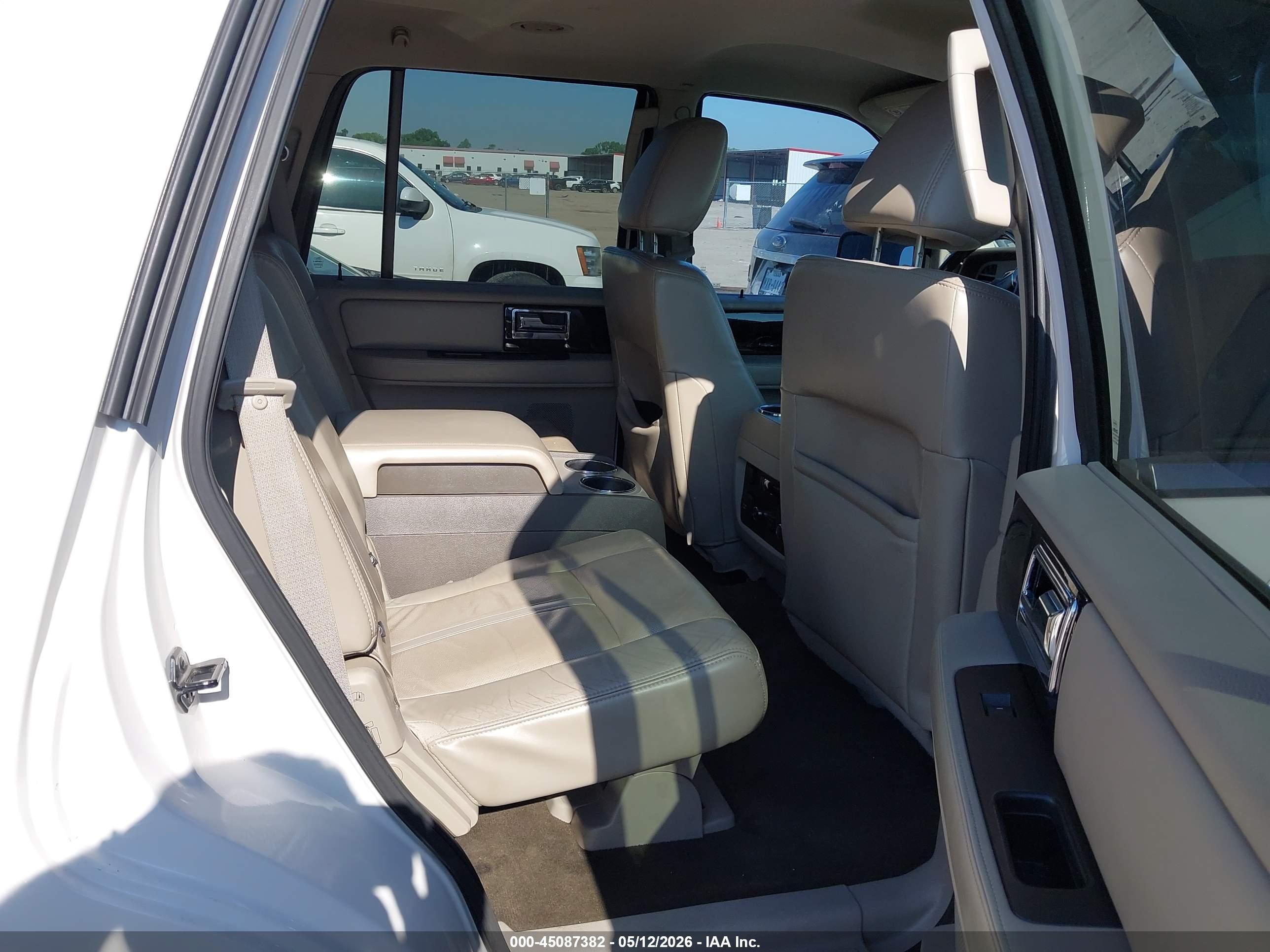 2015 Lincoln Navigator   White vin: 5LMJJ2HT8FEJ08933