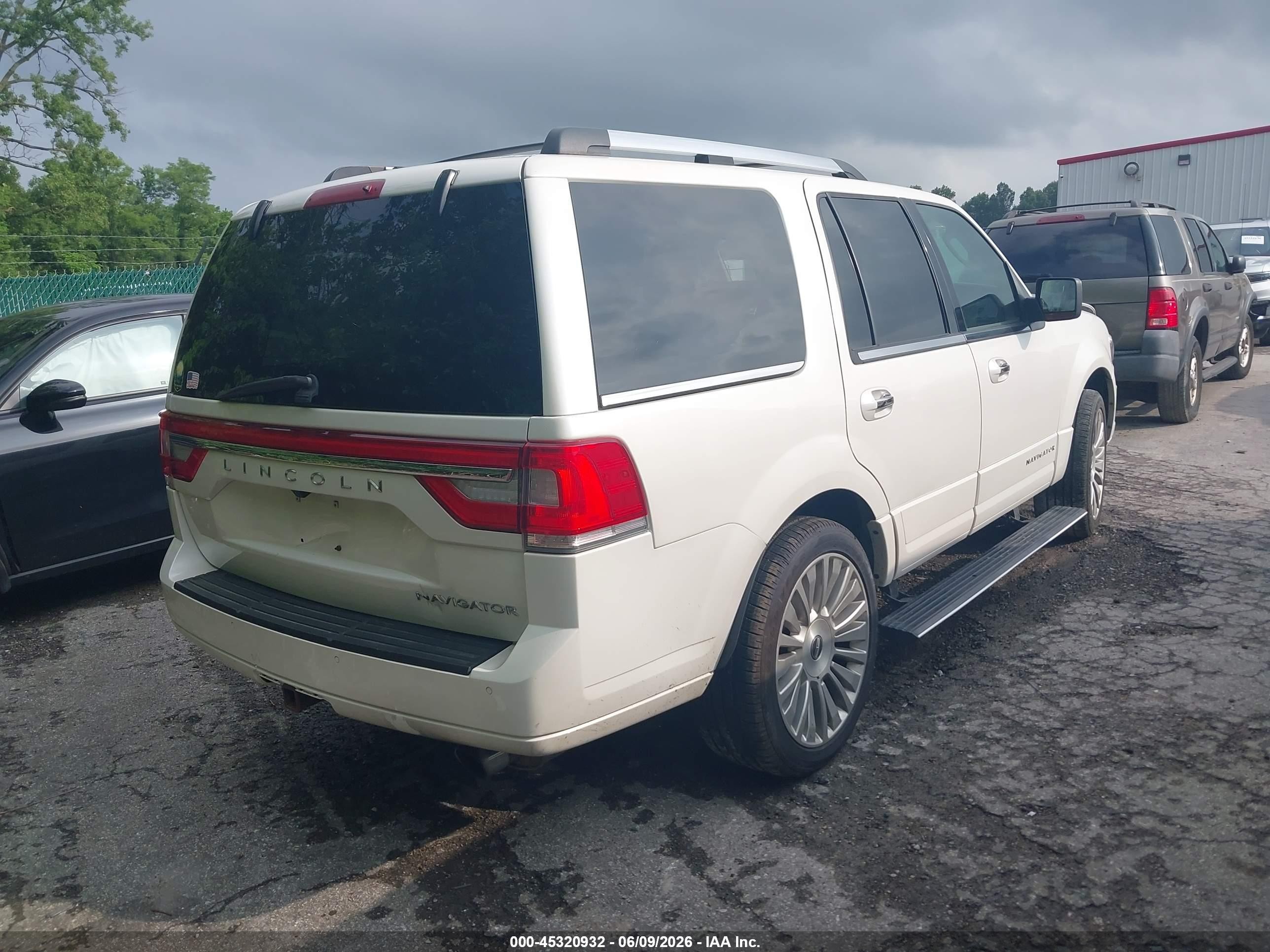 2015 Lincoln Navigator   White vin: 5LMJJ2HT9FEJ05992