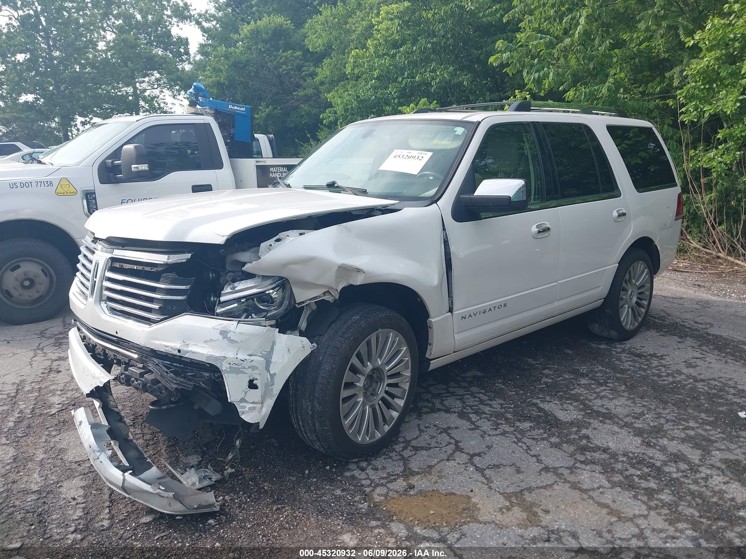 2015 Lincoln Navigator   White vin: 5LMJJ2HT9FEJ05992