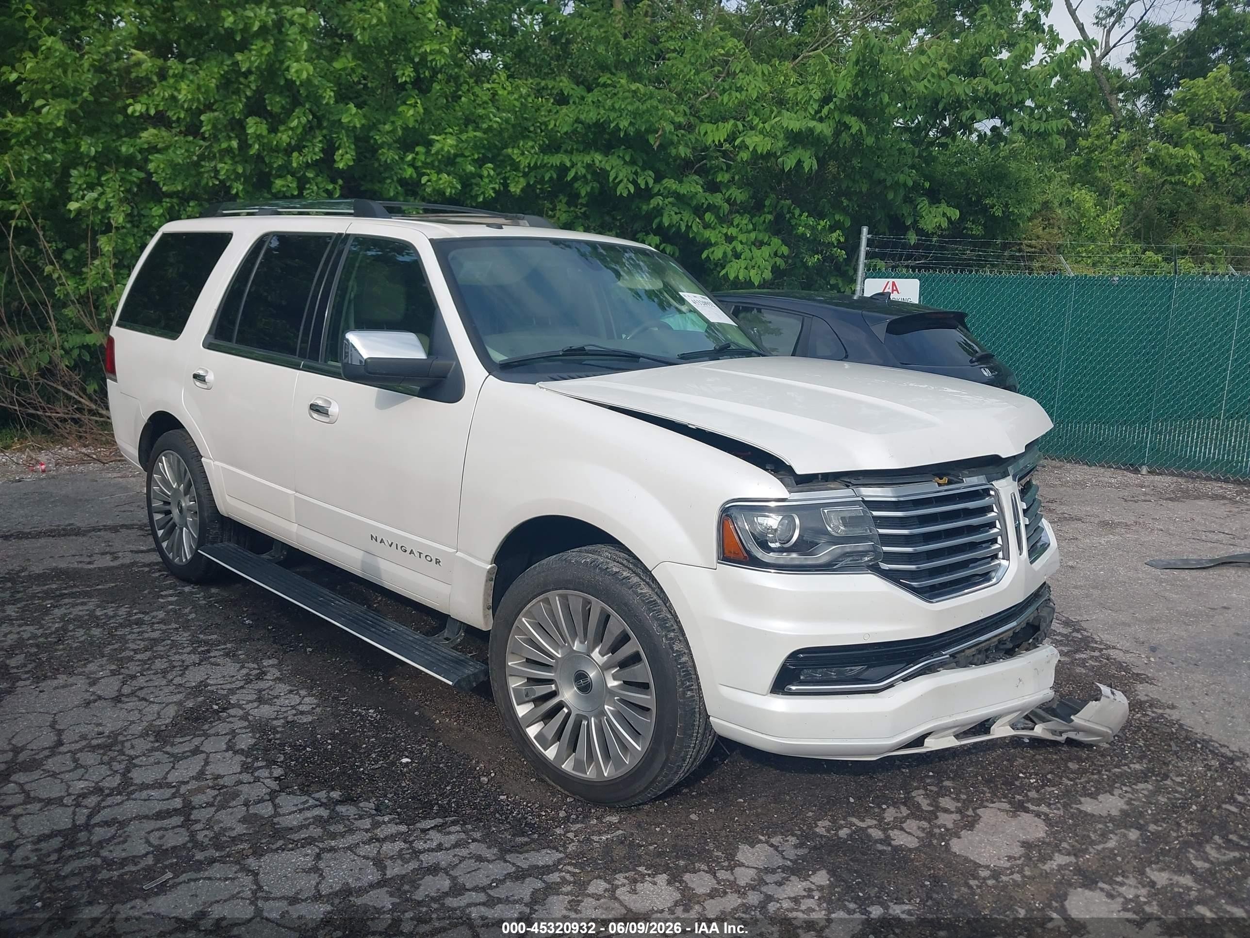 2015 Lincoln Navigator   White vin: 5LMJJ2HT9FEJ05992