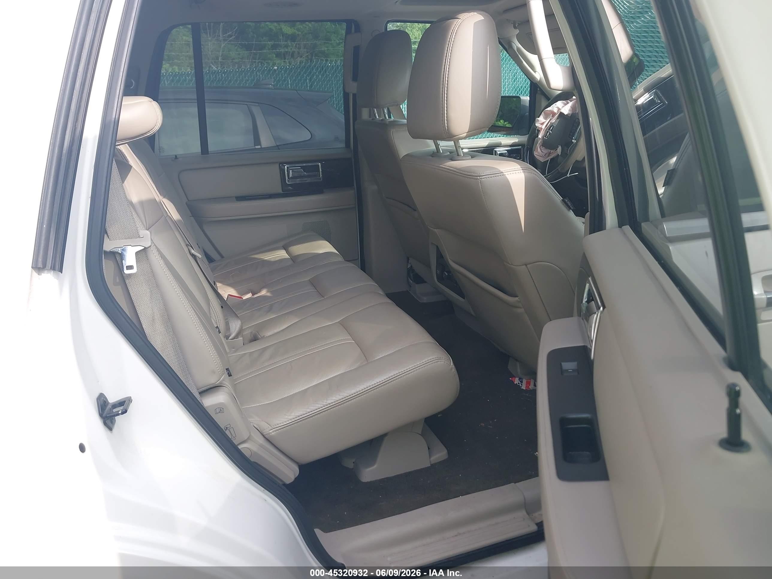 2015 Lincoln Navigator   White vin: 5LMJJ2HT9FEJ05992