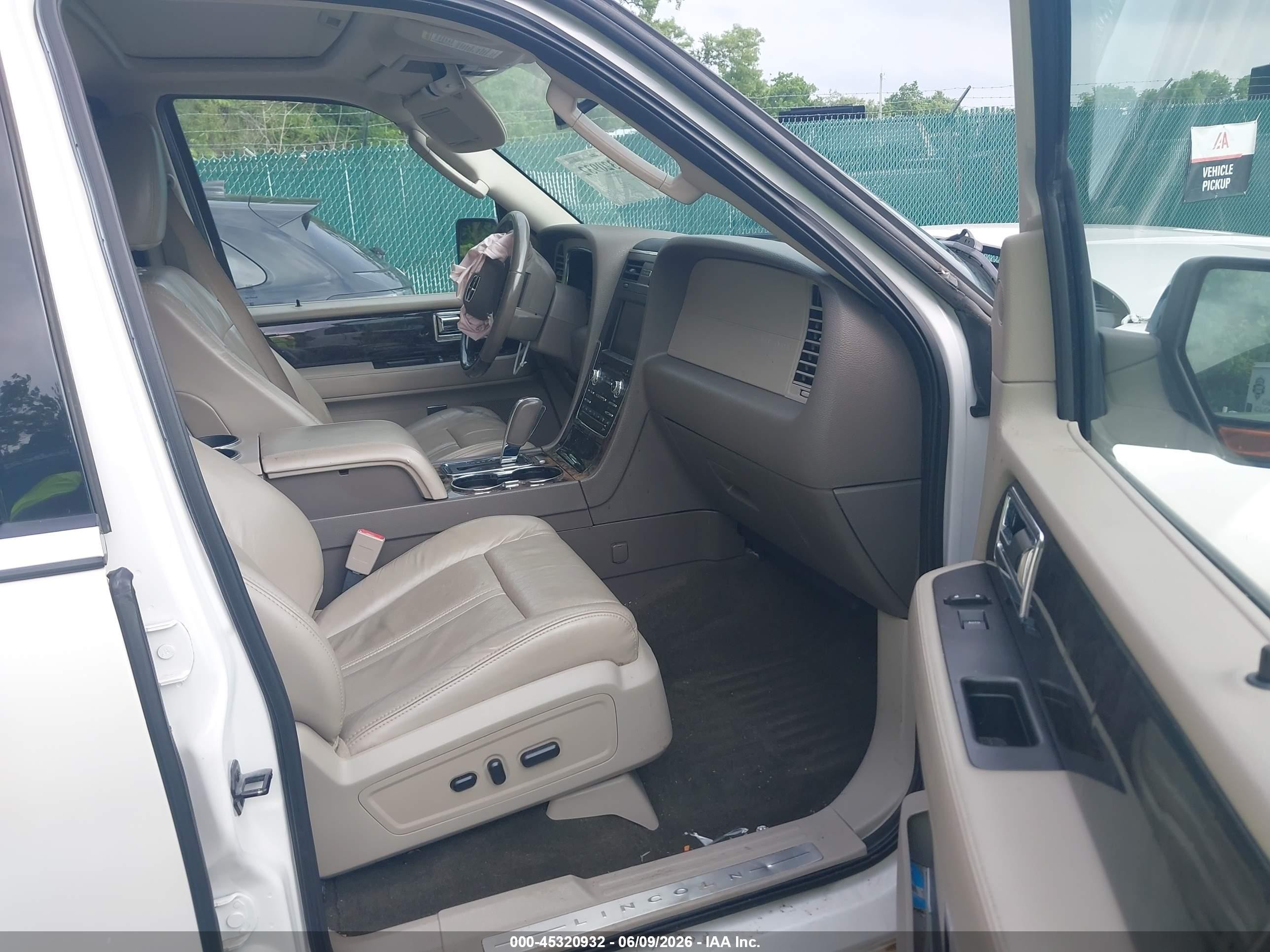 2015 Lincoln Navigator   White vin: 5LMJJ2HT9FEJ05992