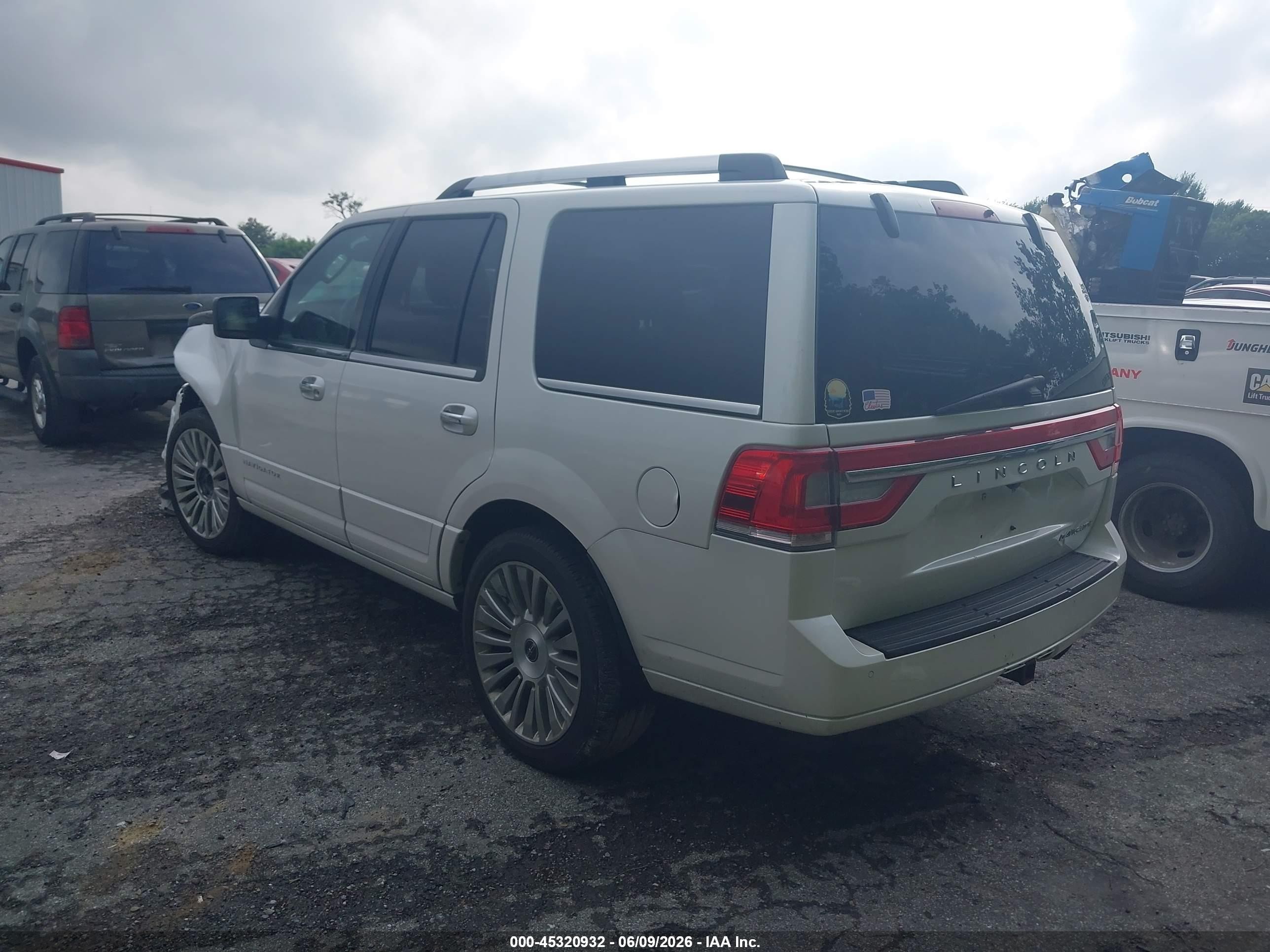 2015 Lincoln Navigator   White vin: 5LMJJ2HT9FEJ05992