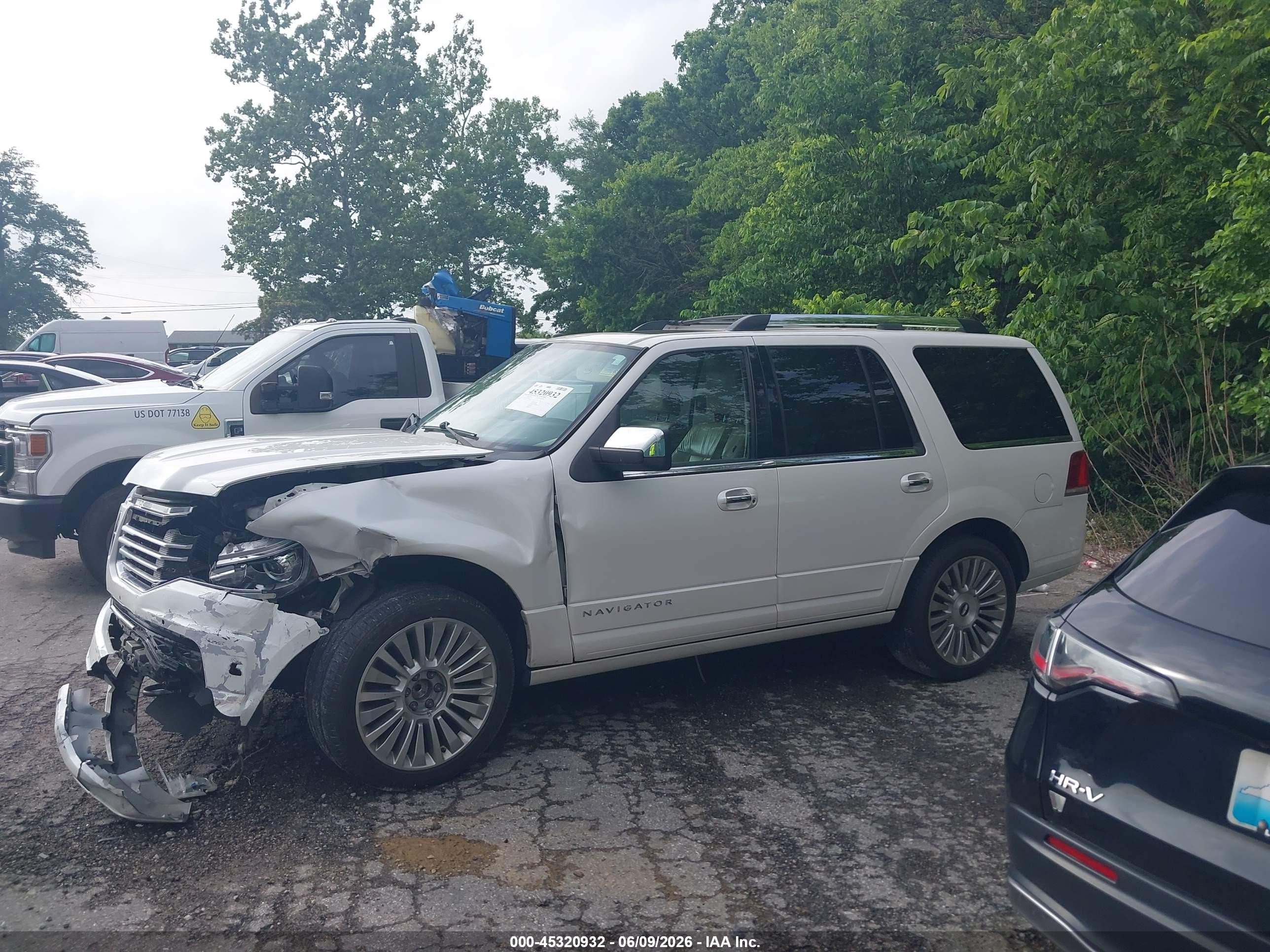 2015 Lincoln Navigator   White vin: 5LMJJ2HT9FEJ05992