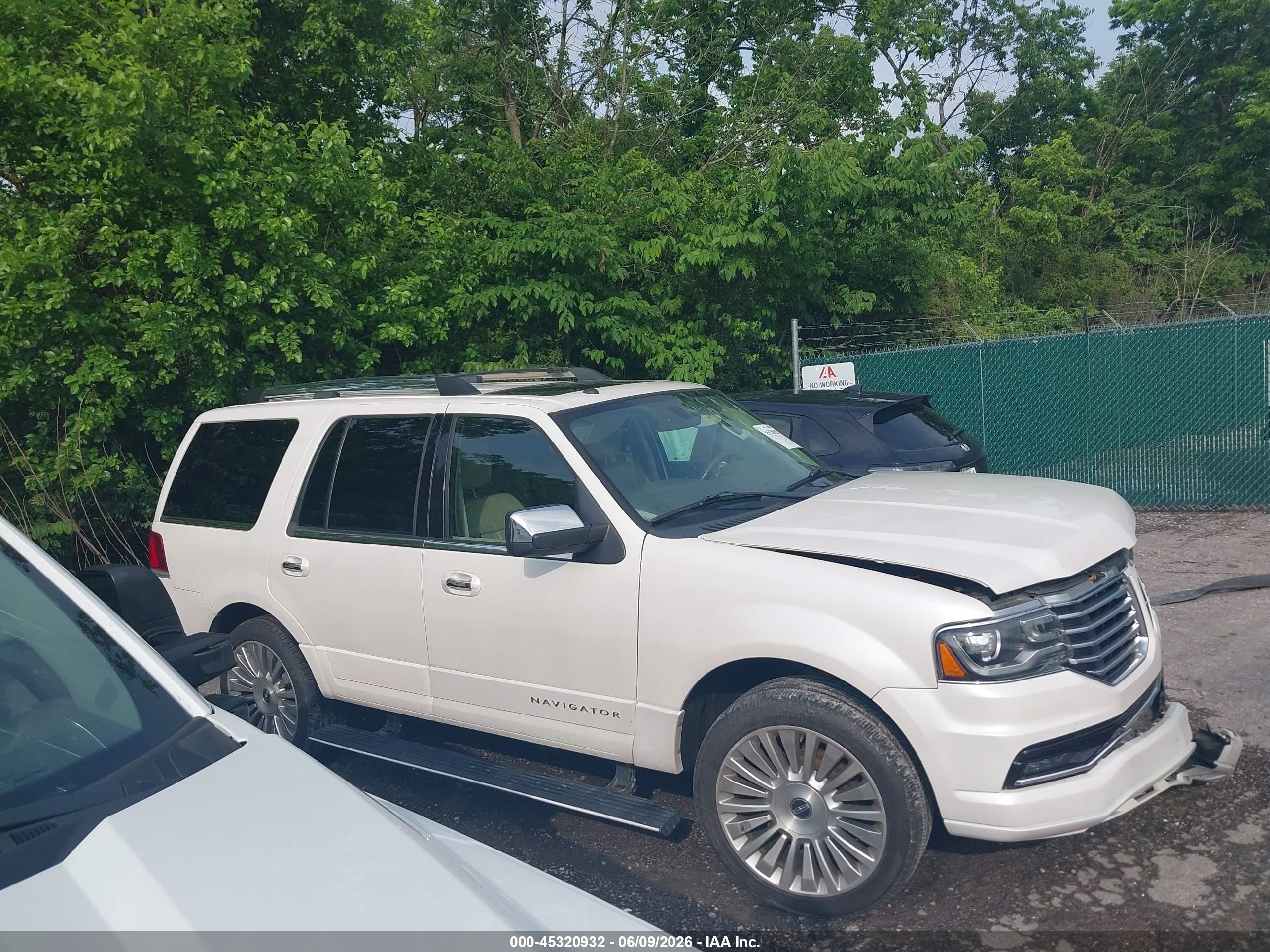 2015 Lincoln Navigator   White vin: 5LMJJ2HT9FEJ05992