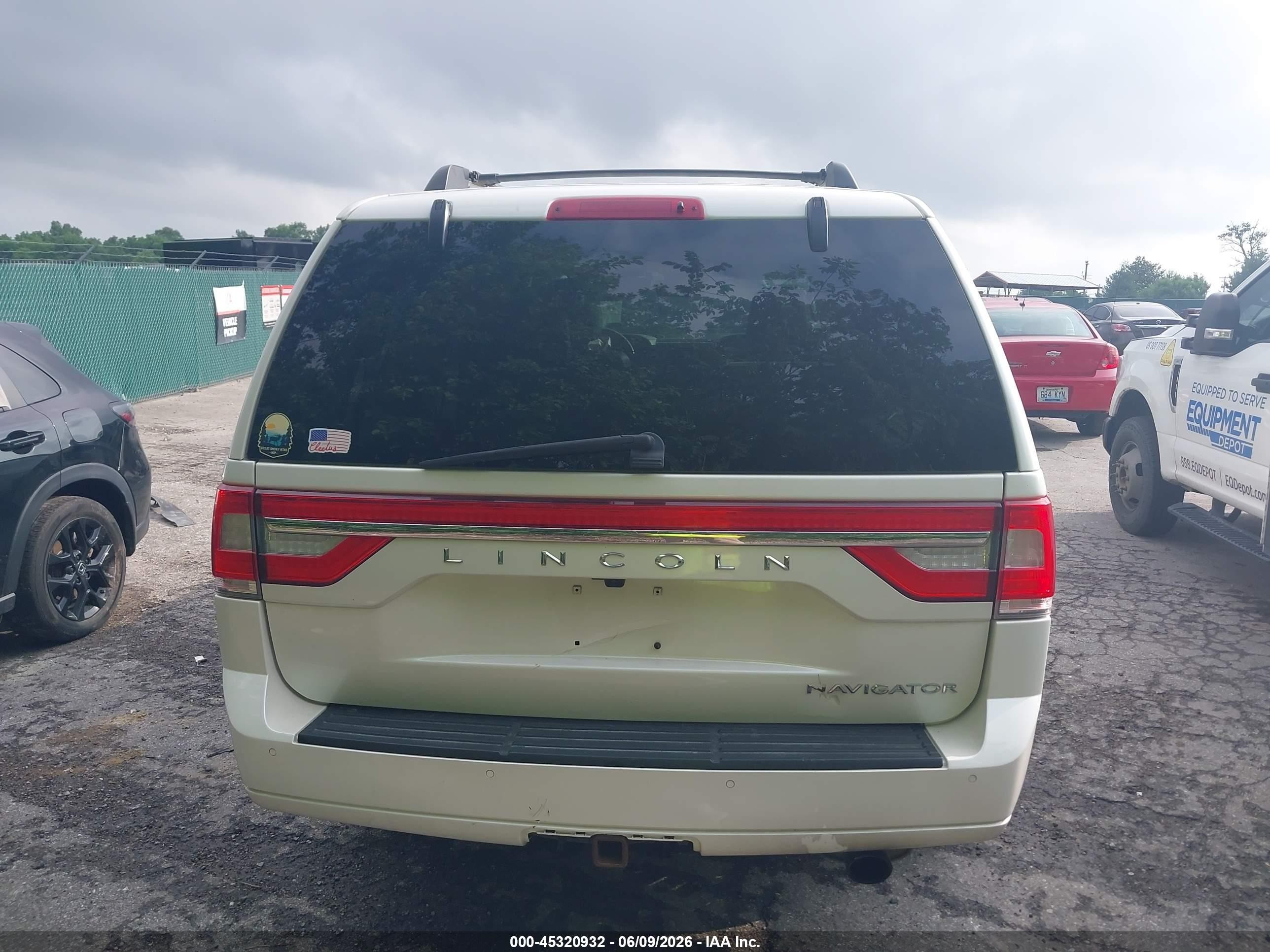 2015 Lincoln Navigator   White vin: 5LMJJ2HT9FEJ05992