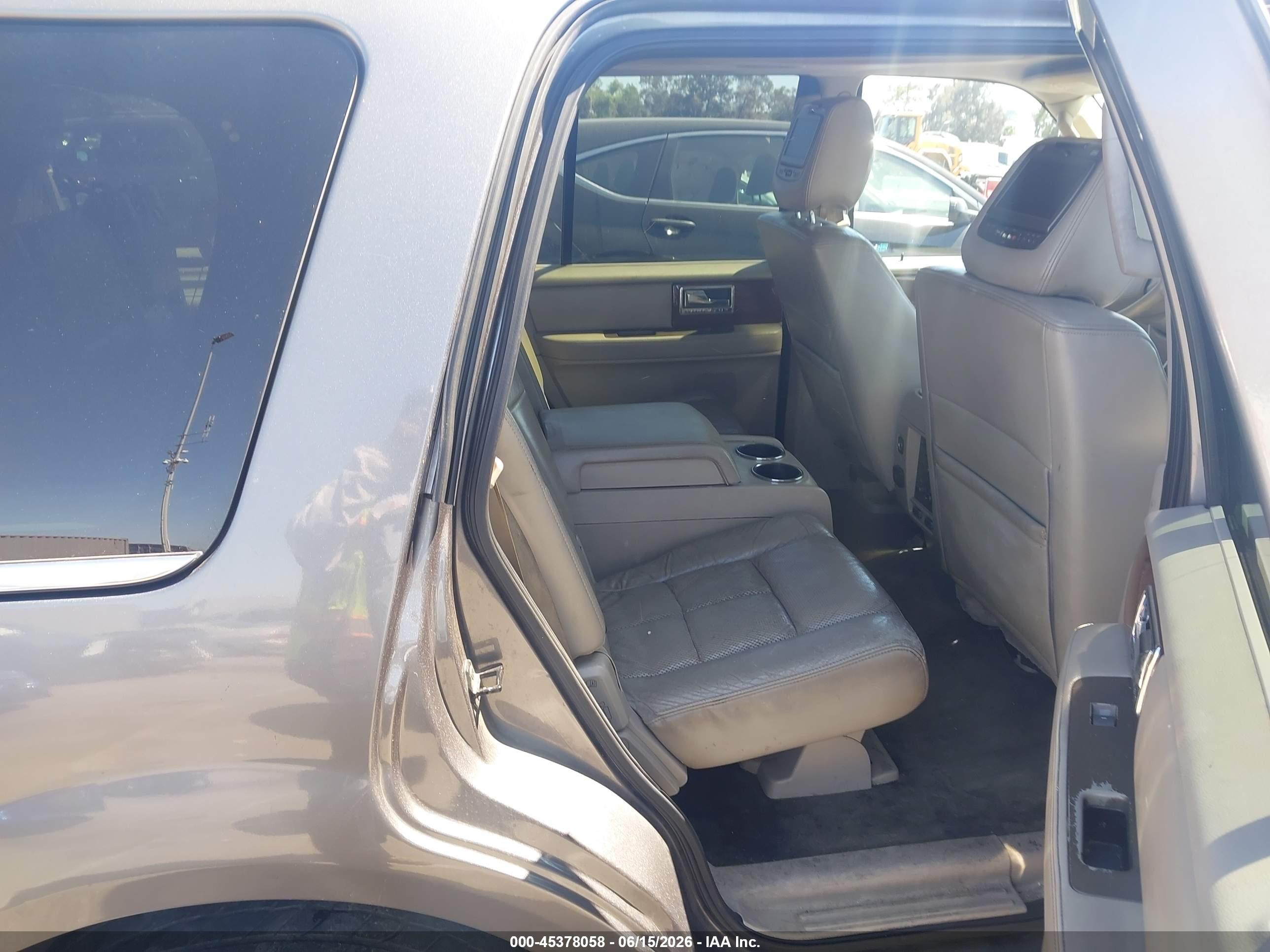 2011 Lincoln Navigator   Gray vin: 5LMJJ2J50BEJ02274