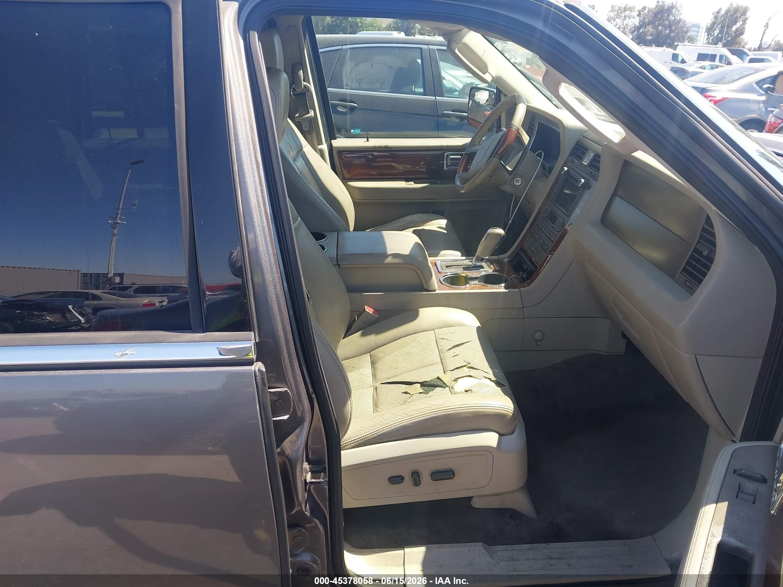 2011 Lincoln Navigator   Gray vin: 5LMJJ2J50BEJ02274