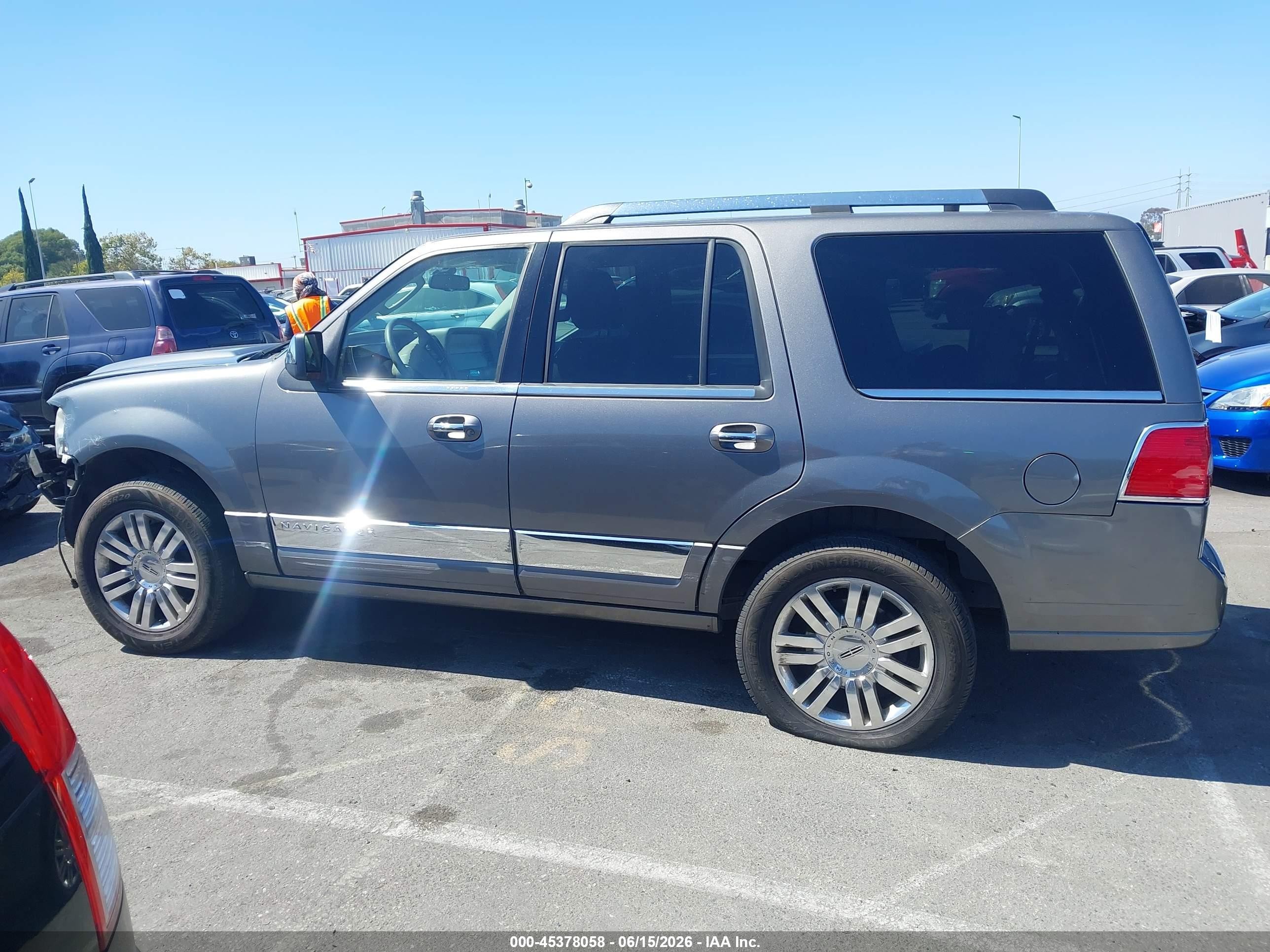 2011 Lincoln Navigator   Gray vin: 5LMJJ2J50BEJ02274